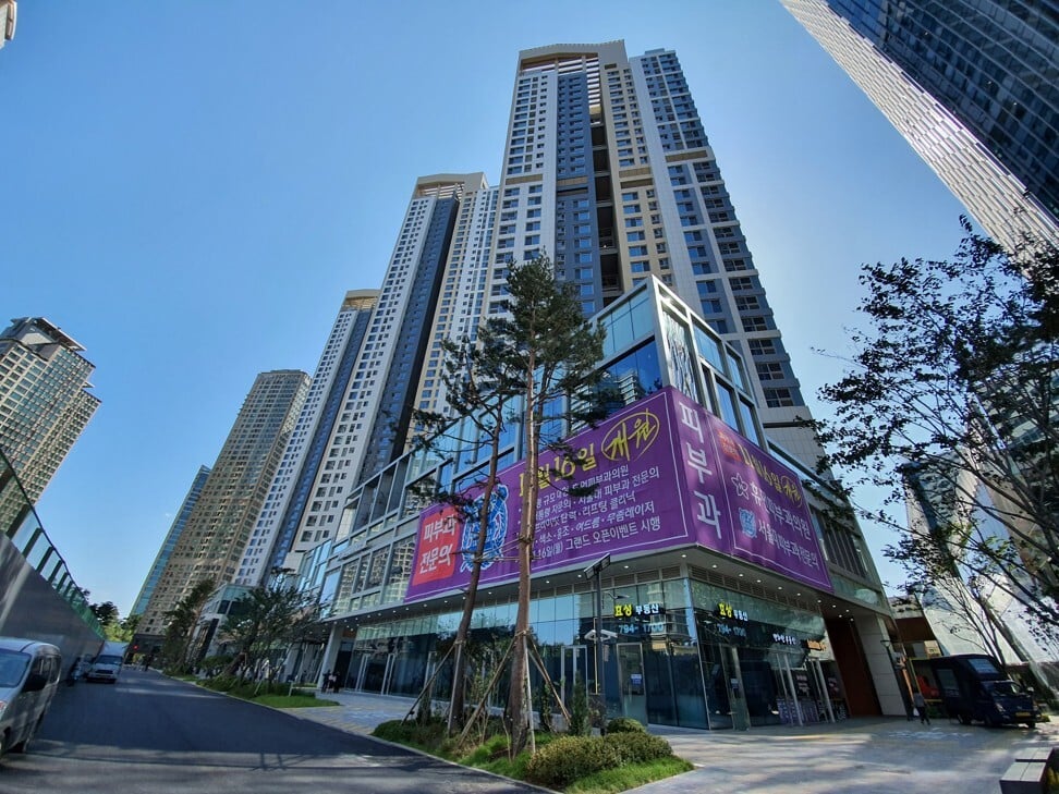 Harrington Square, a brand new luxury residential tower near Yongsan Station, shopping and parkland. Photo: Alice Realty