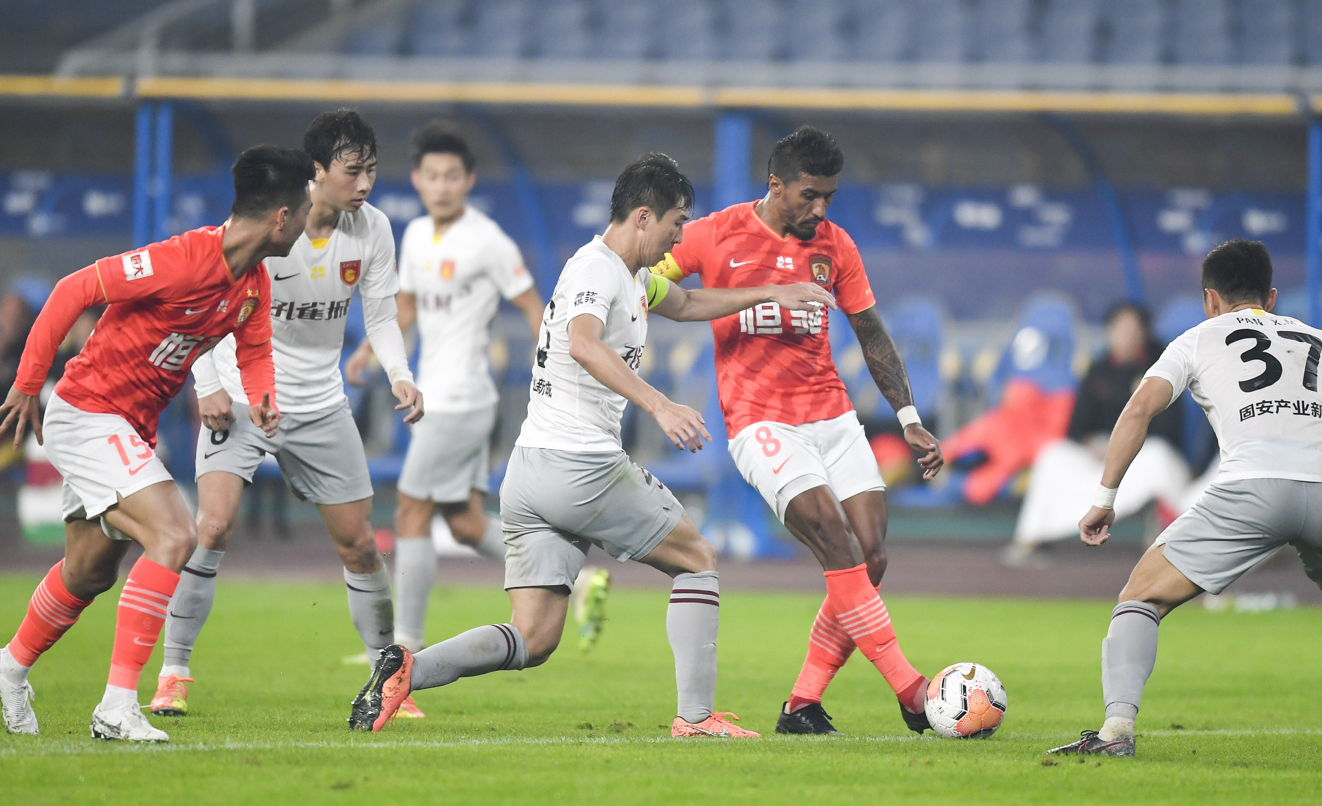 Paulinho of China's Guangzhou Evergrande Taobao FC, second right