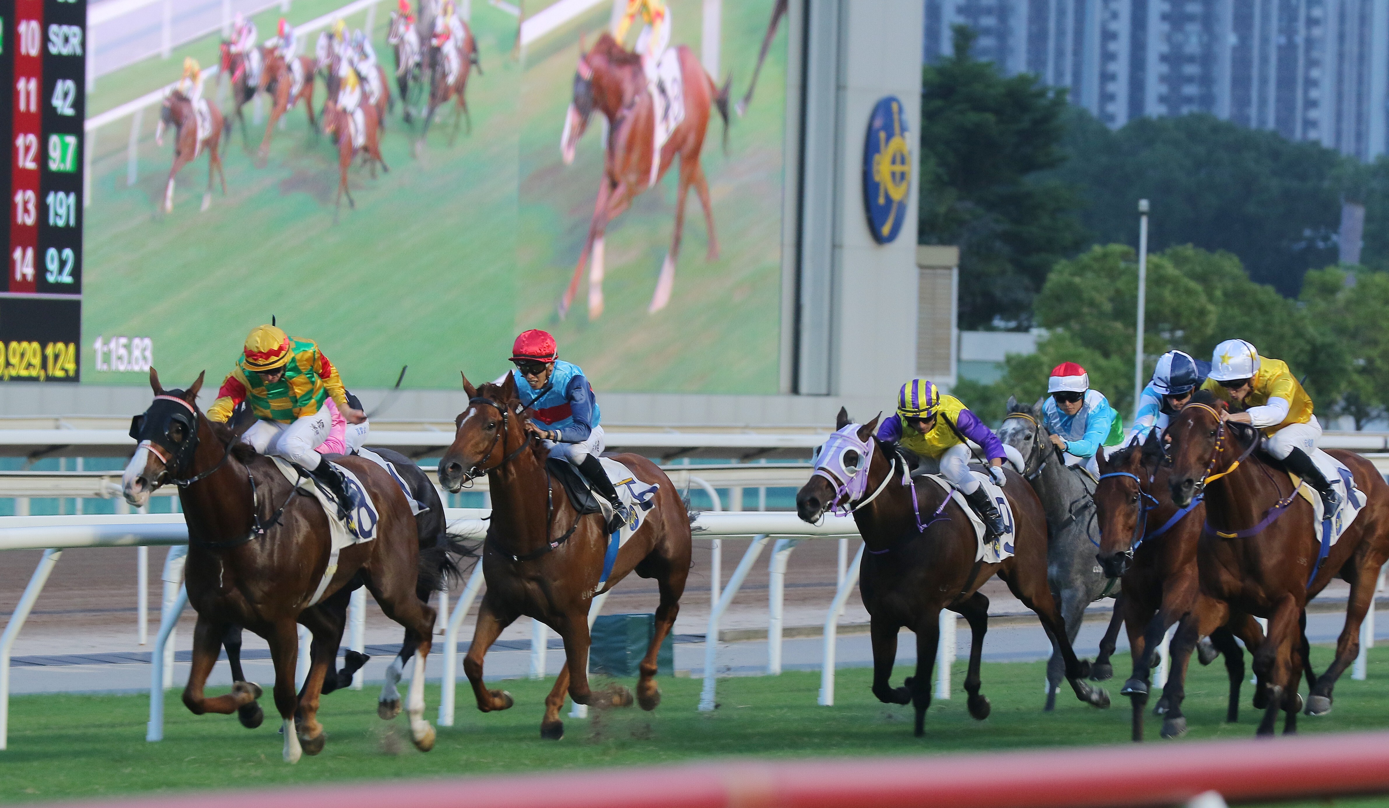 Mighty Giant (left) storms to victory at Sha Tin. Photos: Kenneth Chan