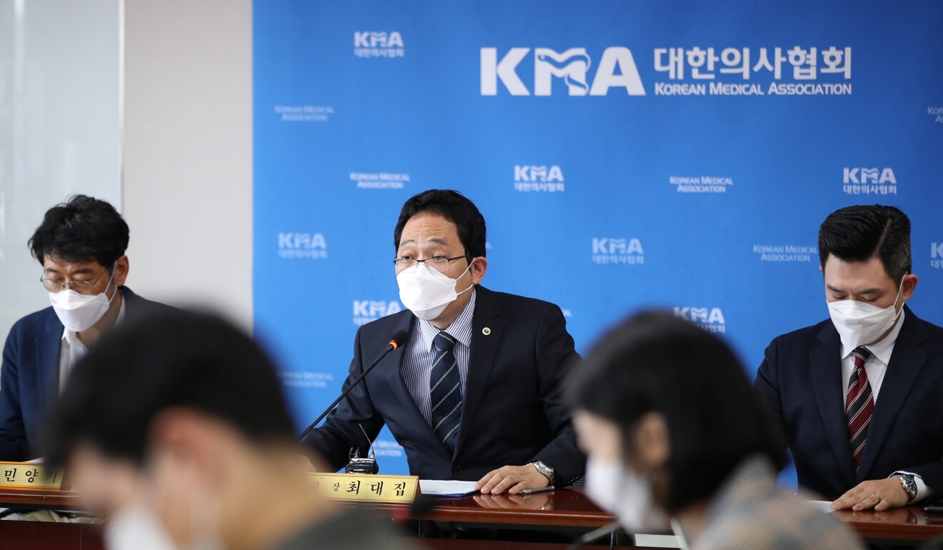 Choi Dae-zip, president of the Korean Medical Association, addresses the deaths of people who were administered flu shots. Photo: Reuters