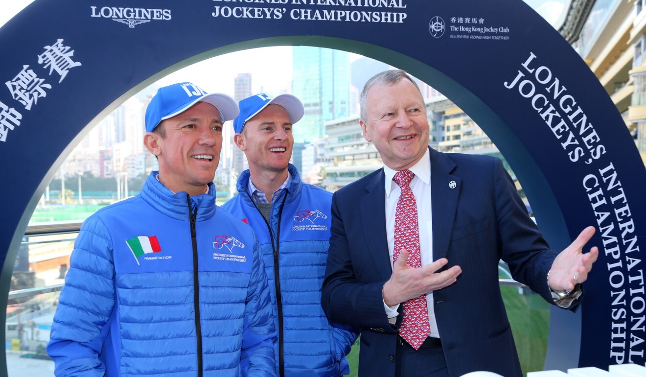 Zac Purton (middle) with Frankie Dettori (left) and Jockey Club chief executive Winfried Engelbrecht-Bresges (right) at the IJC draw in 2019.