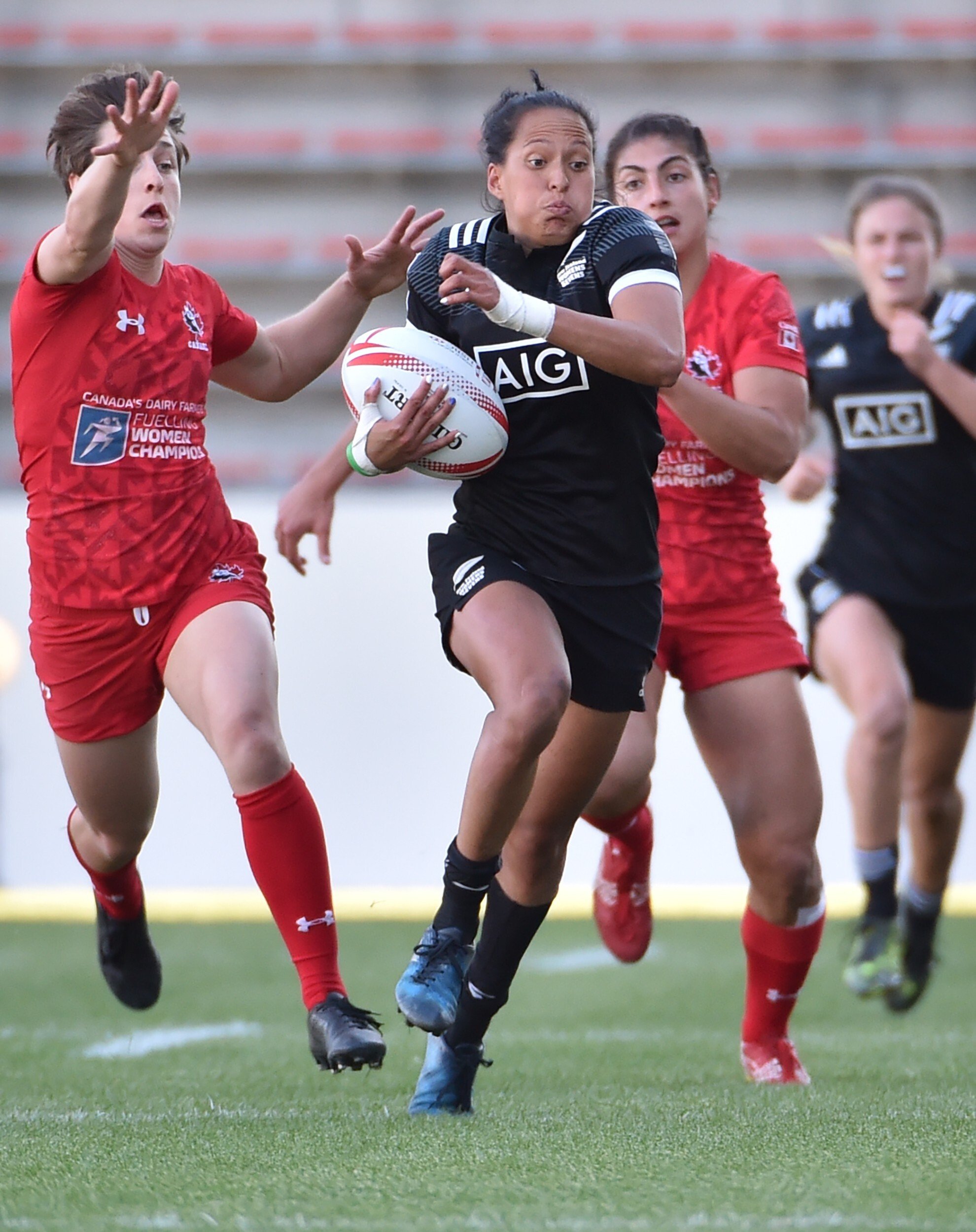 New Zealand’s Tyla Nathan-Wong escaping Canadian clutches during the 2017 World Rugby Women’s Sevens Series final in Kitakyushu, Fukuoka prefecture, Japan. Photo: AFP