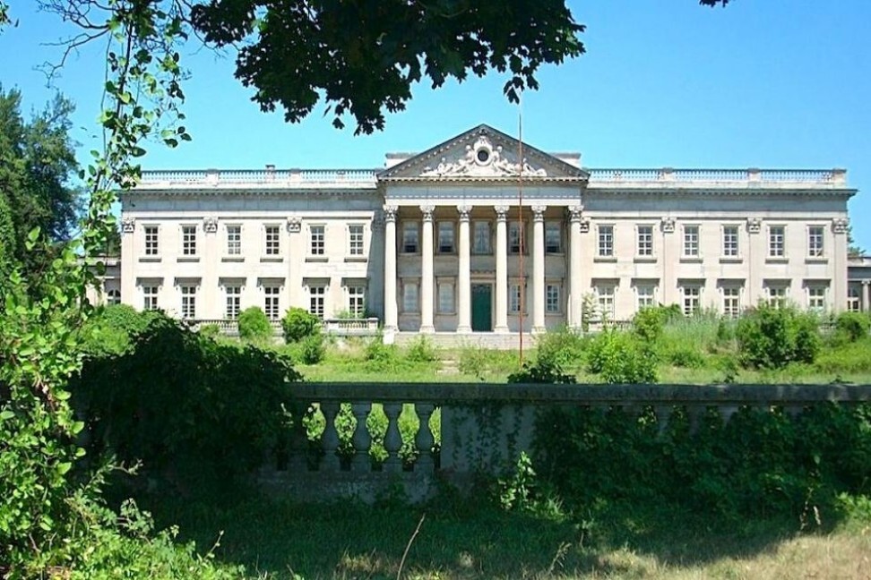 Lynnewood Hall in Pennsylvania is said to be the largest ghost house in the world. Photo: TopTenRealEstateDeals.com Archives