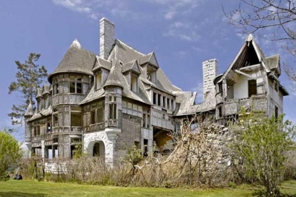 This haunted mansion is on its own island in New York. Photo: TopTenRealEstateDeals.com Archives