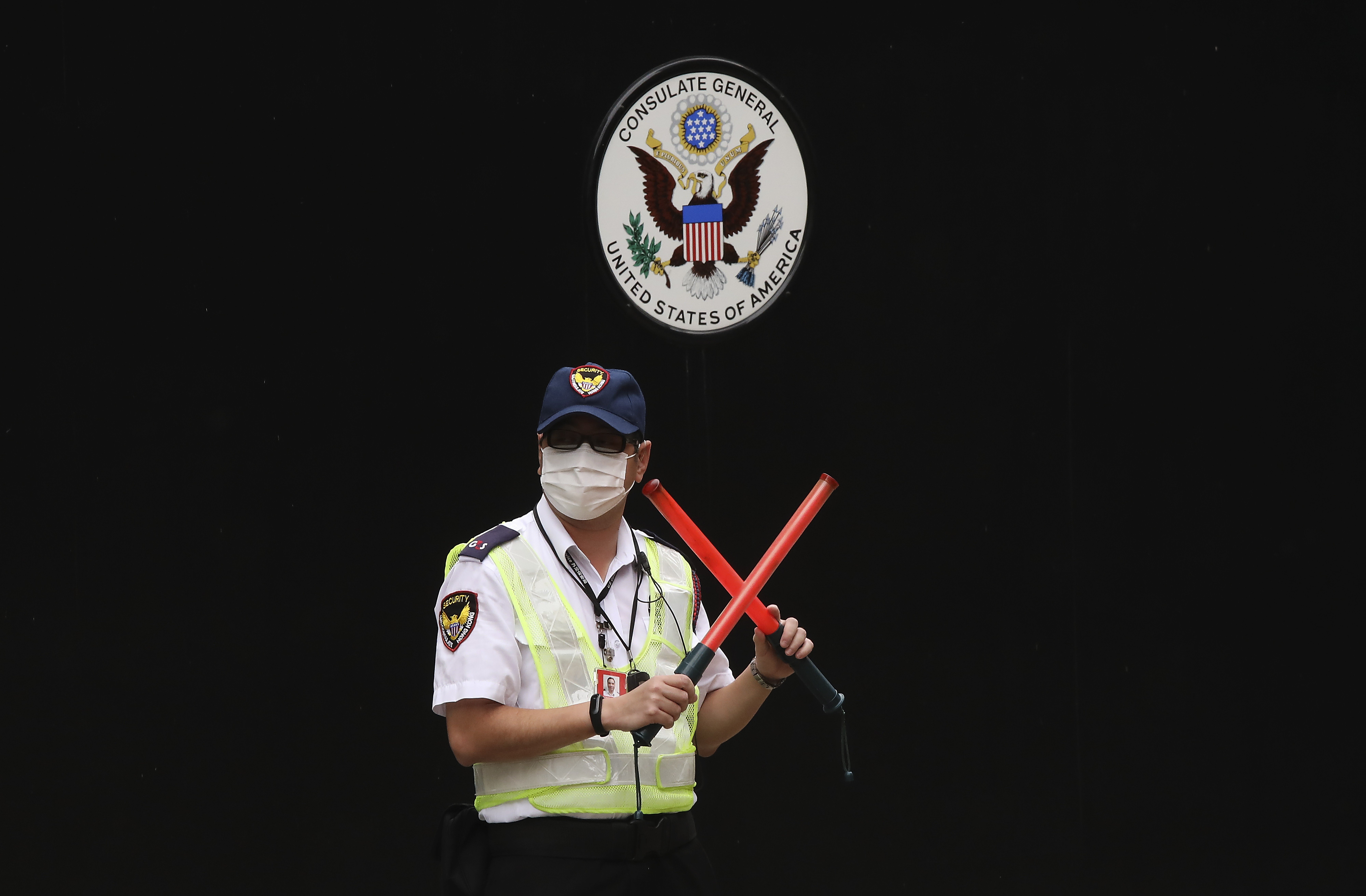 A security guard outside the US consulate in Hong Kong. Photo: K. Y. Cheng