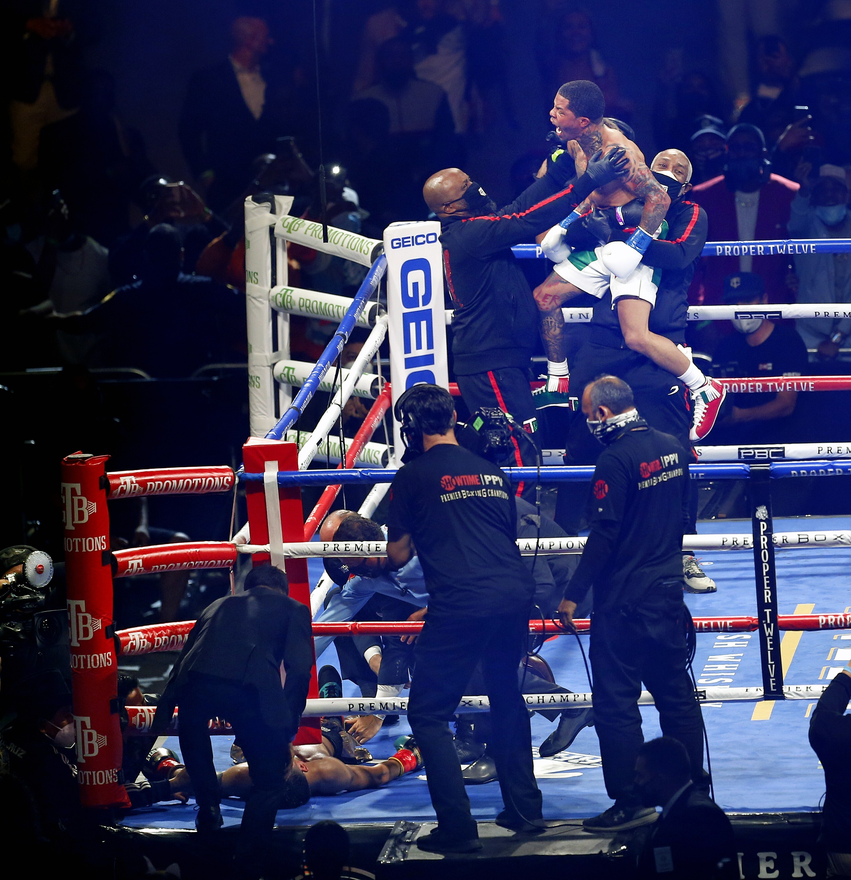 Gervonta Davis knocks Leo Santa Cruz out cold in sensational Texas