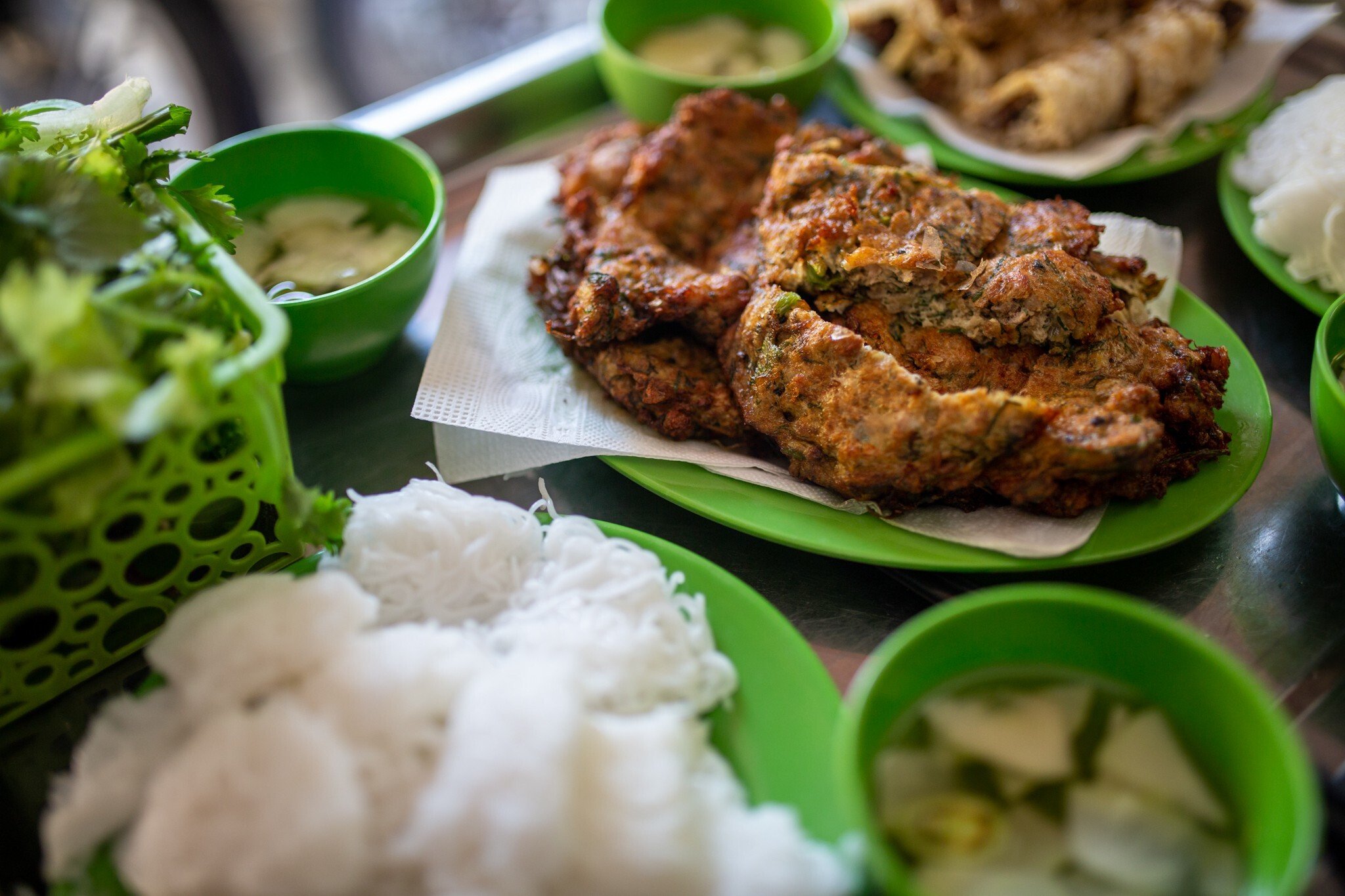 Sand worm omelet: A challenging delicacy in Hanoi