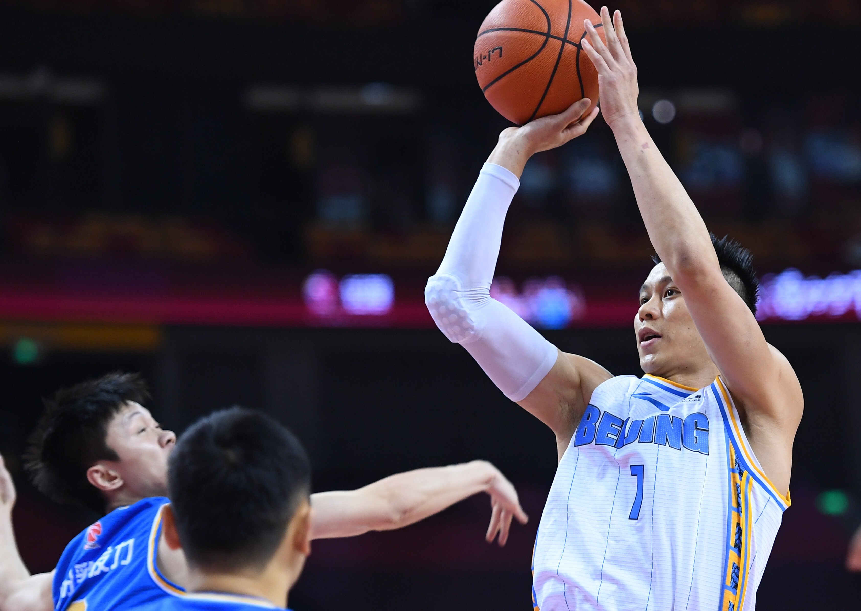 Jeremy Lin shoots in a Chinese Basketball Association game between his Beijing Ducks and the Fujian Sturgeons in July. Photo: Xinhua