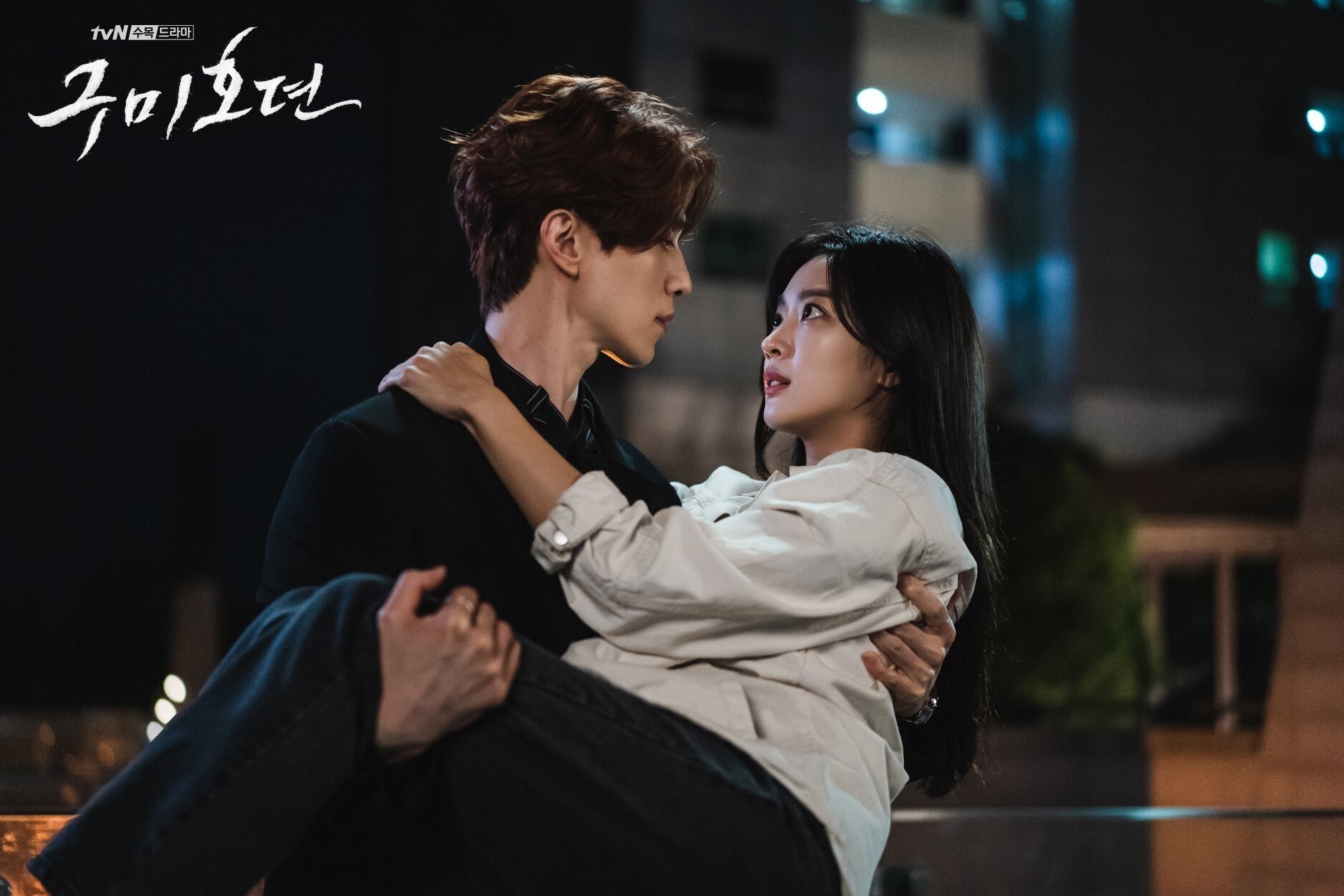 Tale of the Nine Tailed tells the story of nine-tailed fox Lee Yeon and Nam Ji-ah, the television producer who’s determined to track him down. Photo: Kdramadiary