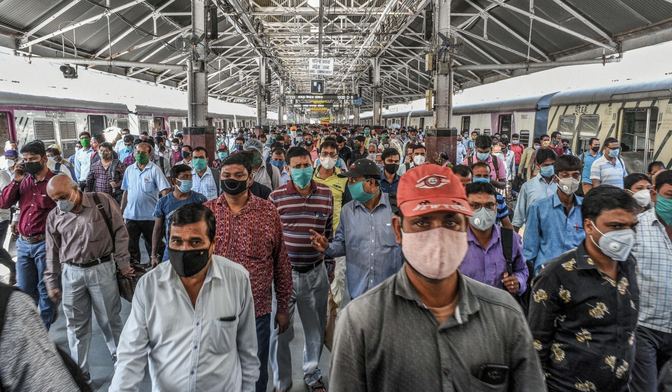 Commuters pictured on a crowded railway station platform in Kolkata amid the coronavirus pandemic. Photo: DPA