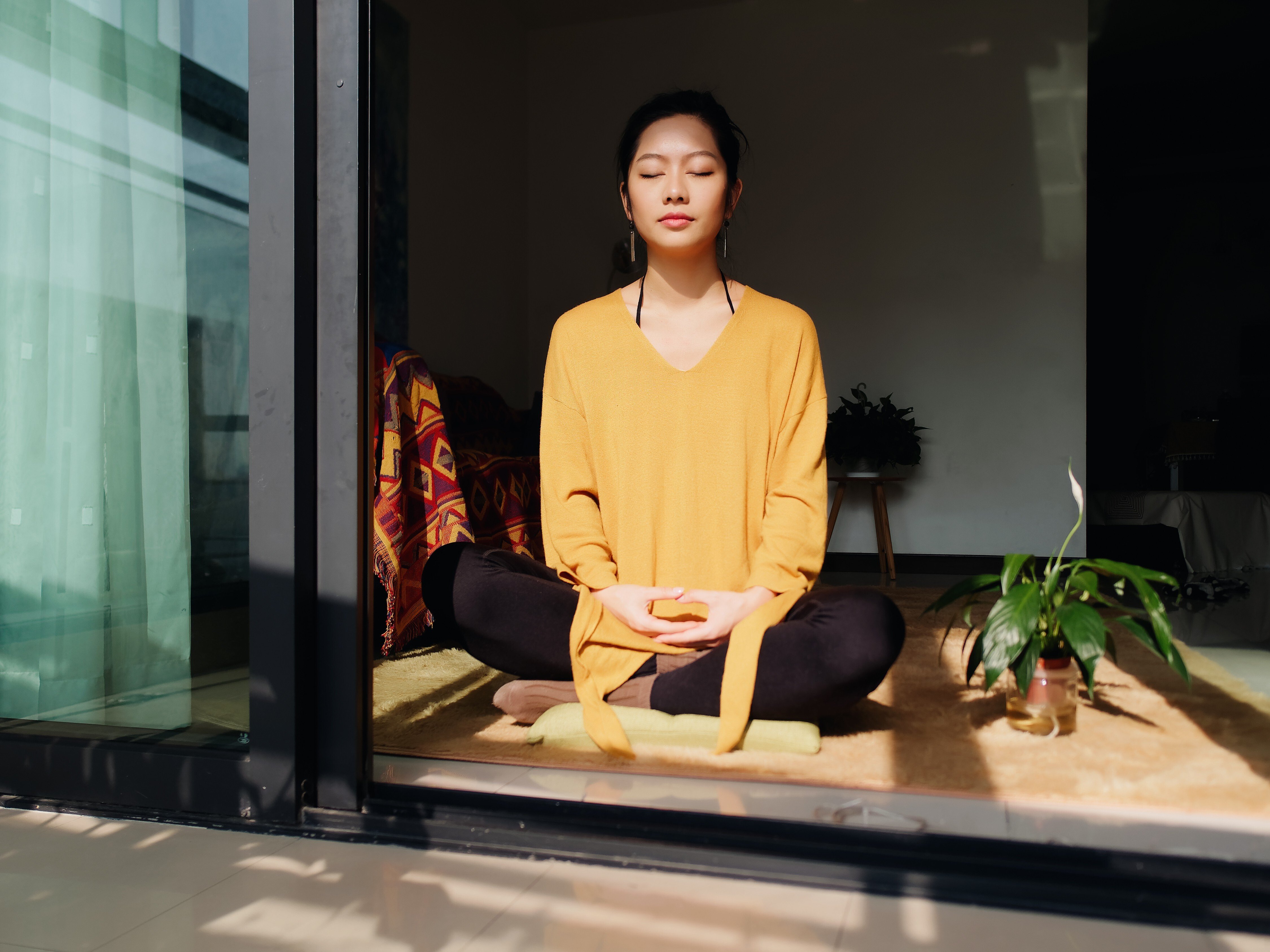 Meditation helps us achieve balance and increases mental well-being. Photo: Shutterstock