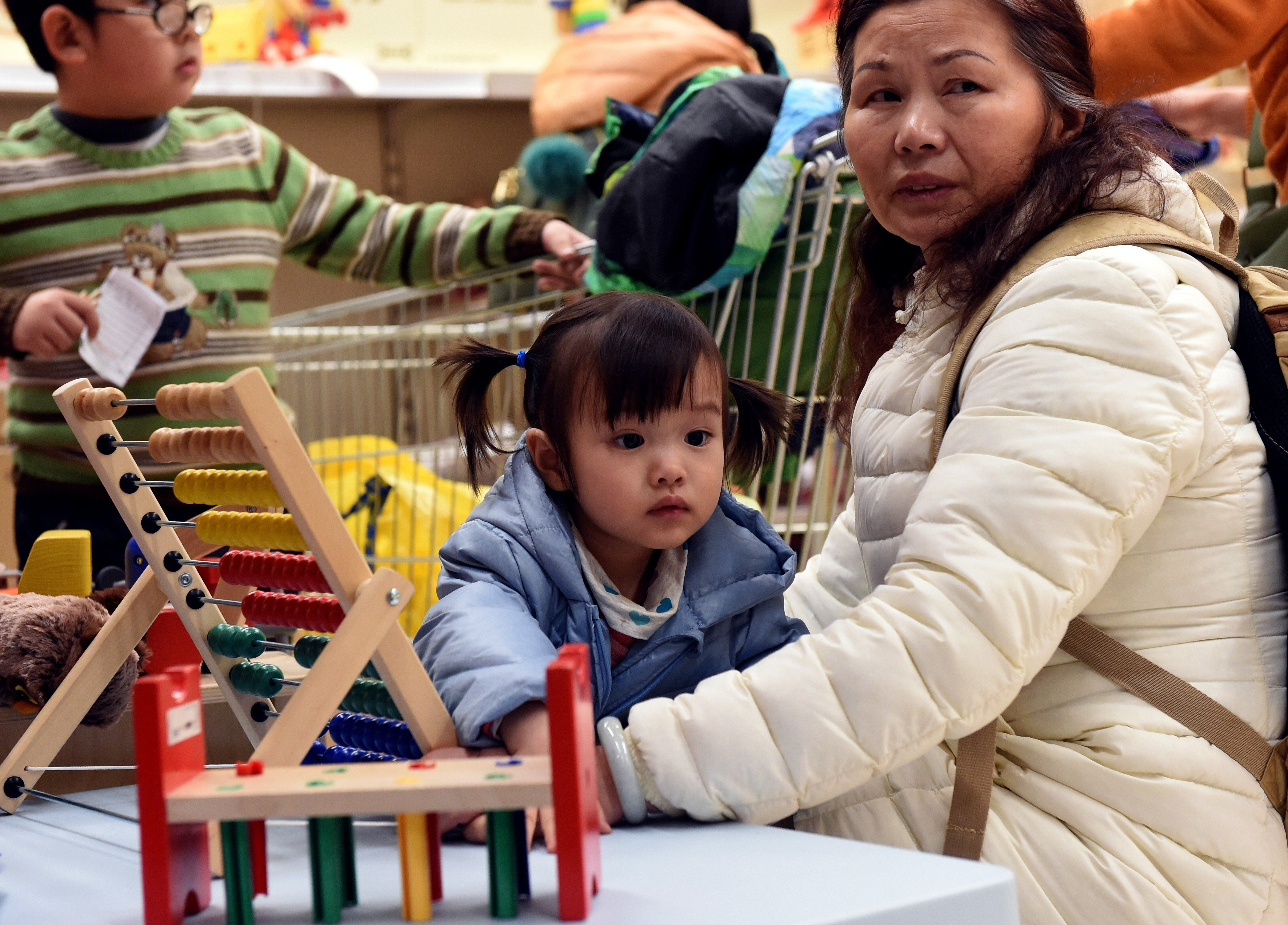 A Chinese mother resting with her daughter while shopping. Photo: AFP