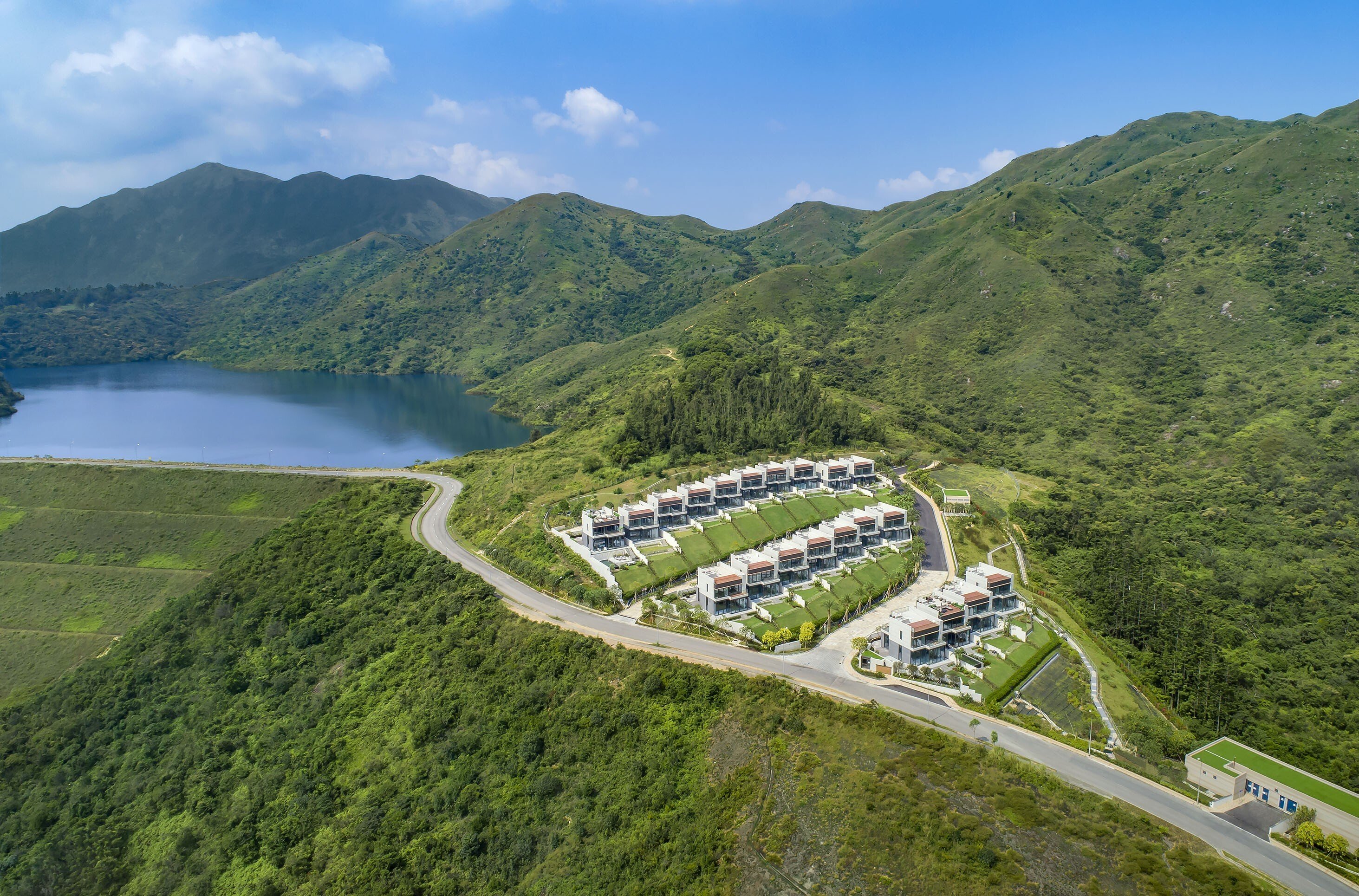 The green surrounds of Il Picco, above Discovery Bay. Photo: Hong Kong Resort Company Limited (HKR)