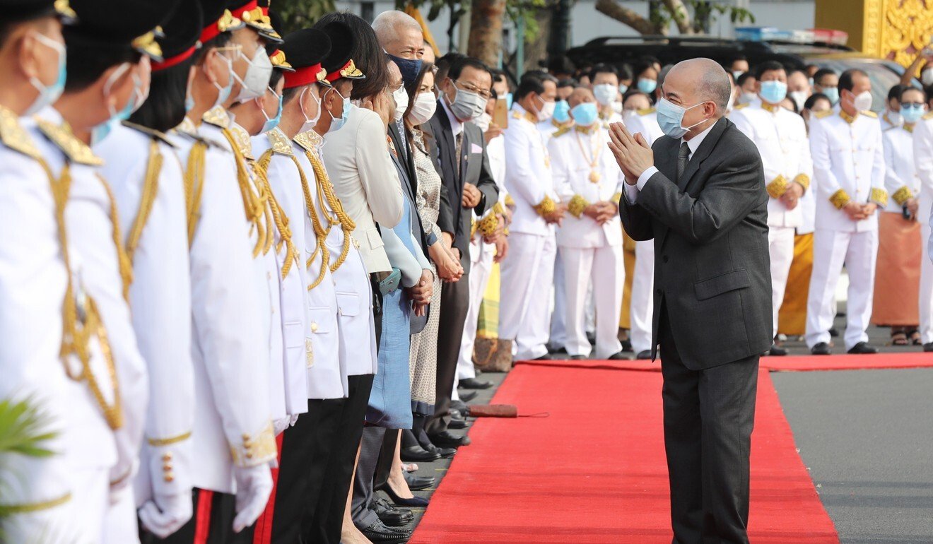 Cambodian King Norodom Sihamoni greets diplomats and officers during a ceremony at the Independence Monument in Phnom Penh on November 9. Photo: EPA-EFE