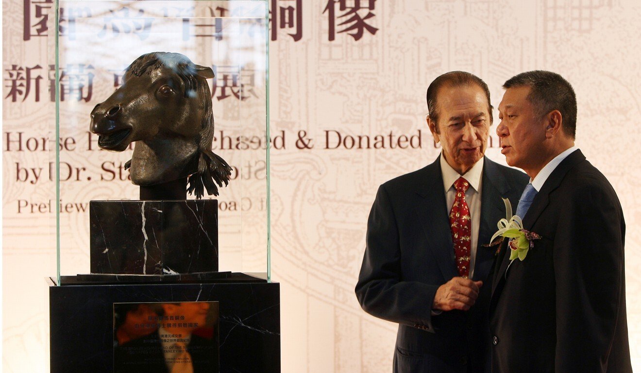 The late casino mogul Stanley Ho (left) bought the horse head for US$8.9 million in 2007 and later donated it to China. Photo: SCMP