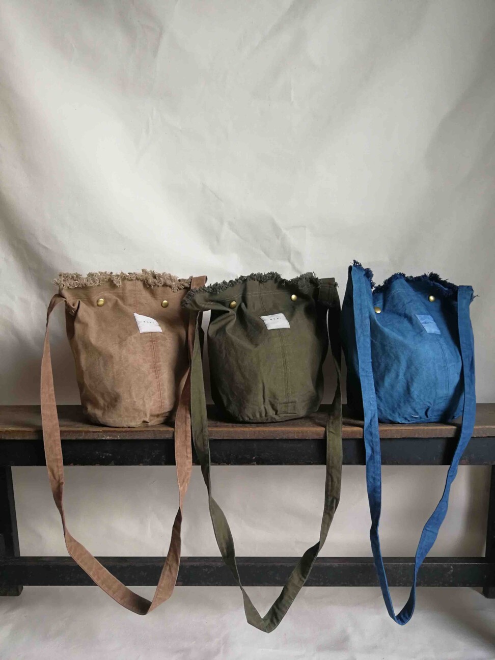 Bags coloured with natural dyes from Munimalism.