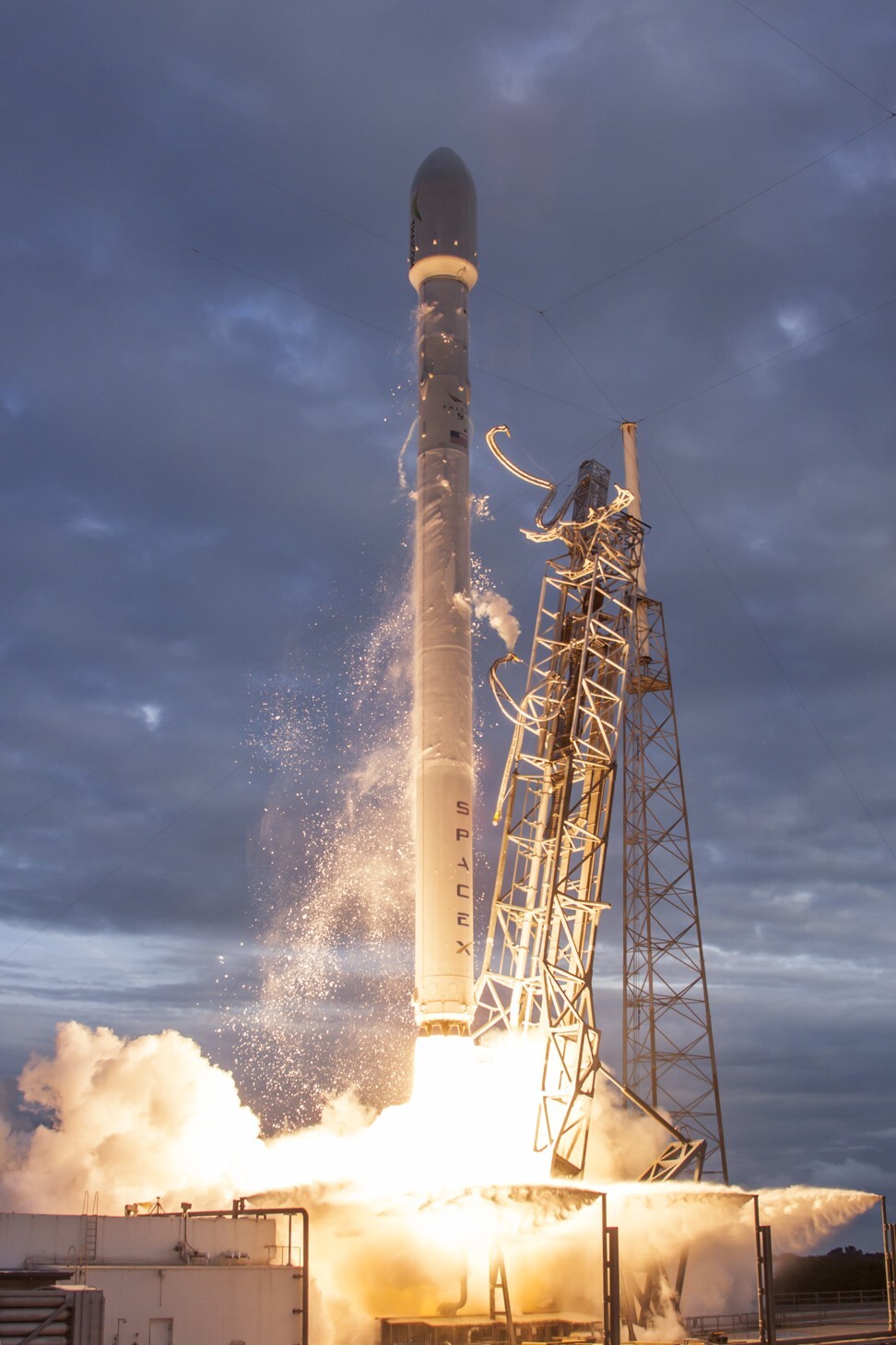 A SpaceX Falcon 9 rocket blasts off from Florida’s Cape Canaveral Air Force Station in January 2014 carrying the THAICOM 6 satellite to orbit. Photo: Getty Images
