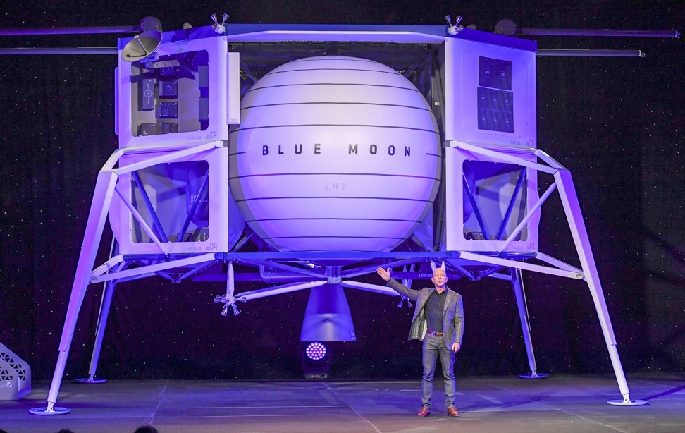 Bezos introduces the lunar lander Blue Moon in May 2019. Photo: Getty Images
