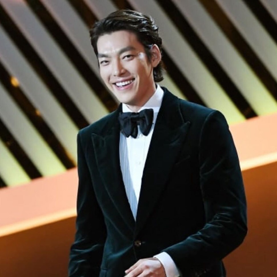Kim Woo-bin mempersembahkan Penghargaan Film Naga Biru pada tahun 2019. Foto: @ 100000xhumor / Instagram