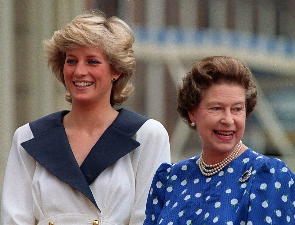 Diana, Princess of Wales, and Queen Elizabeth smile to well-wishers outside Clarence House in 1987. Photo: AP