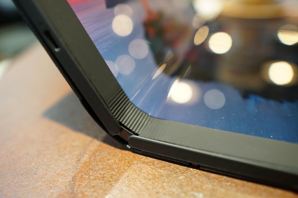 The folding mechanism of the Lenovo ThinkPad X1 Fold is well built – there is no noticeable crease in the folding part of the screen and the hinge is sturdy. Photo: Ben Sin