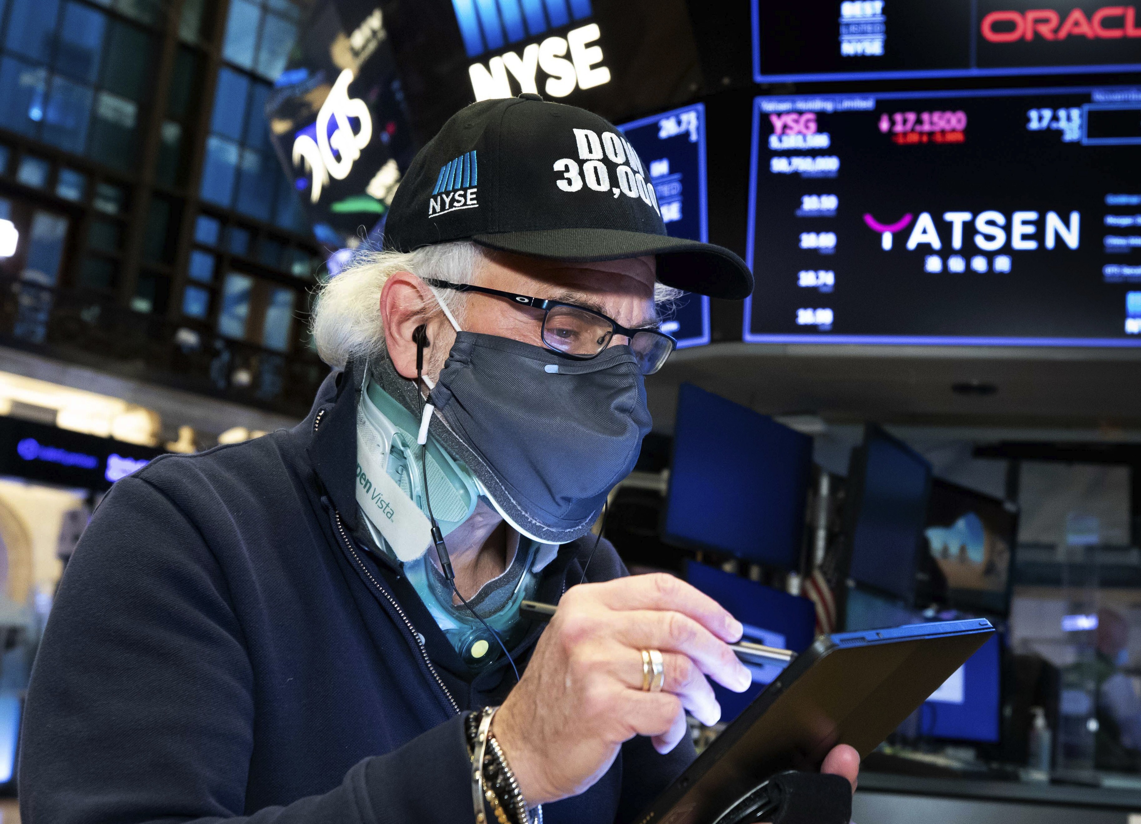 Trader Peter Tuchman wears a “Dow 30,000” hat as he works on the trading floor on November 24, when the Dow Jones Industrial Average closed above 30,000 points for the first time as progress in the development of coronavirus vaccines and news that the transition of power in the US to President-elect Joe Biden will finally begin kept investors in a buying mood. Photo: New York Stock Exchange via AP