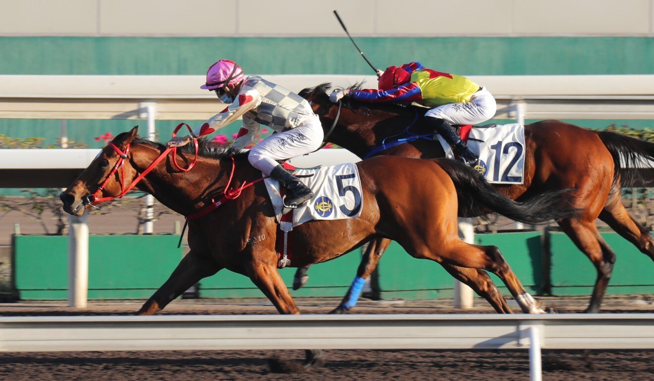 Glorious Artist storms past his rivals to win on the all-weather track.