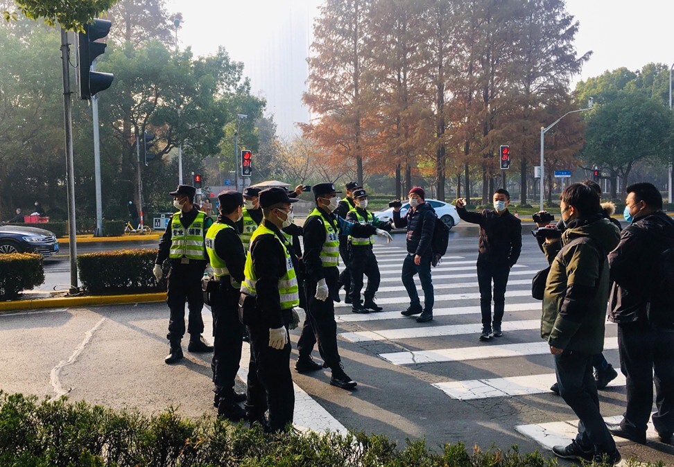 Poliția se mută pentru a alunga jurnaliștii, cetățenii și activiștii pentru drepturi care au cerut să intre în sala de judecată înainte de procesul jurnalistului cetățean Zhang Zhan. Foto: Prospect