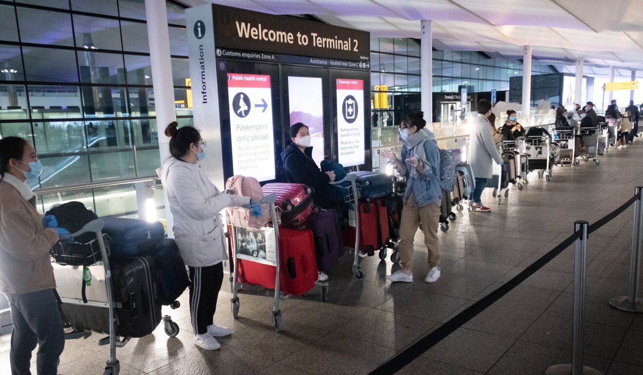 Travellers queue to enter the departures area at Heathrow Airport in London. Photo: Xinhua