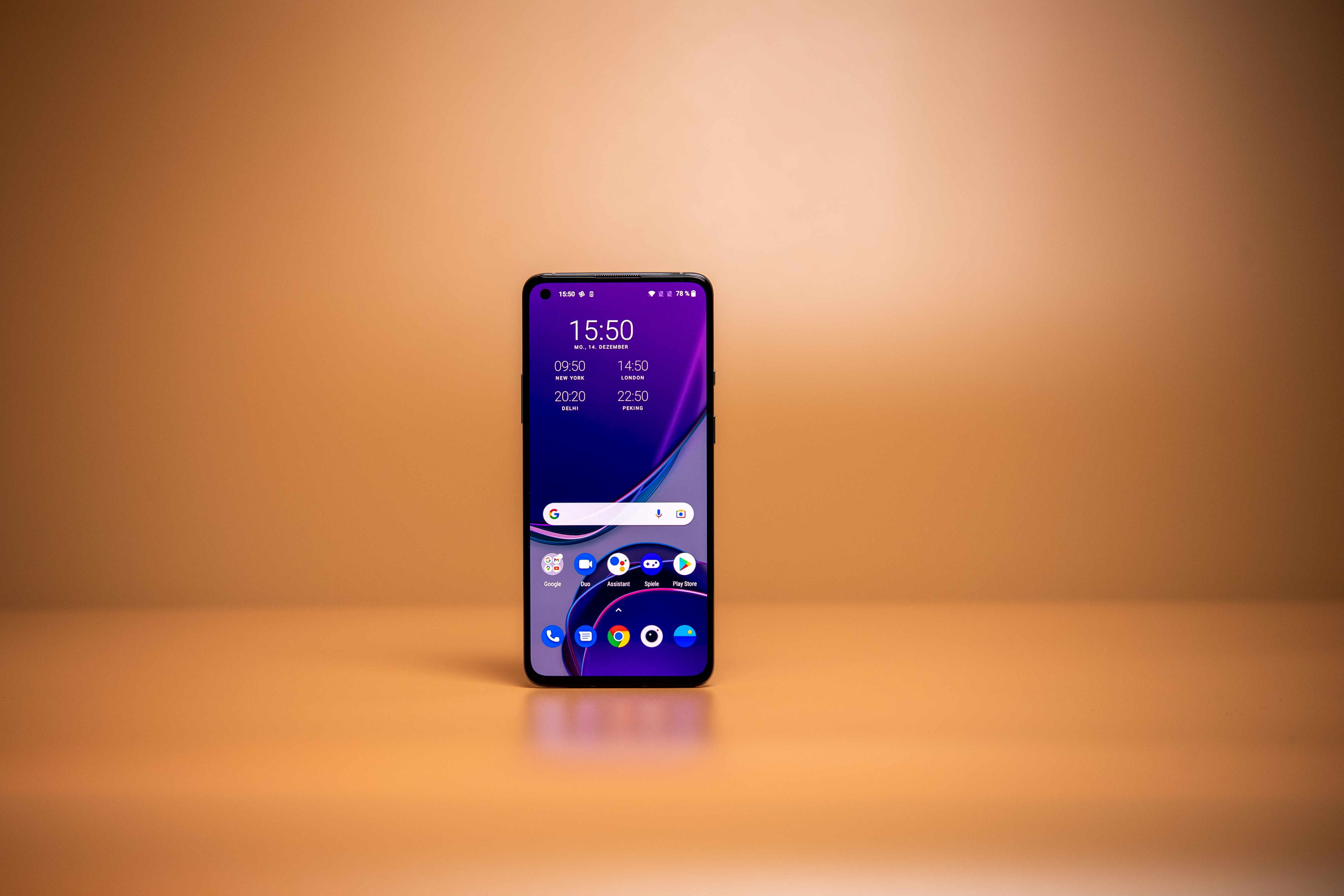 The OnePlus 8T is very well made and feels good. At 188 grams, it's also relatively light. Photo: Zacharie Scheurer/dpa