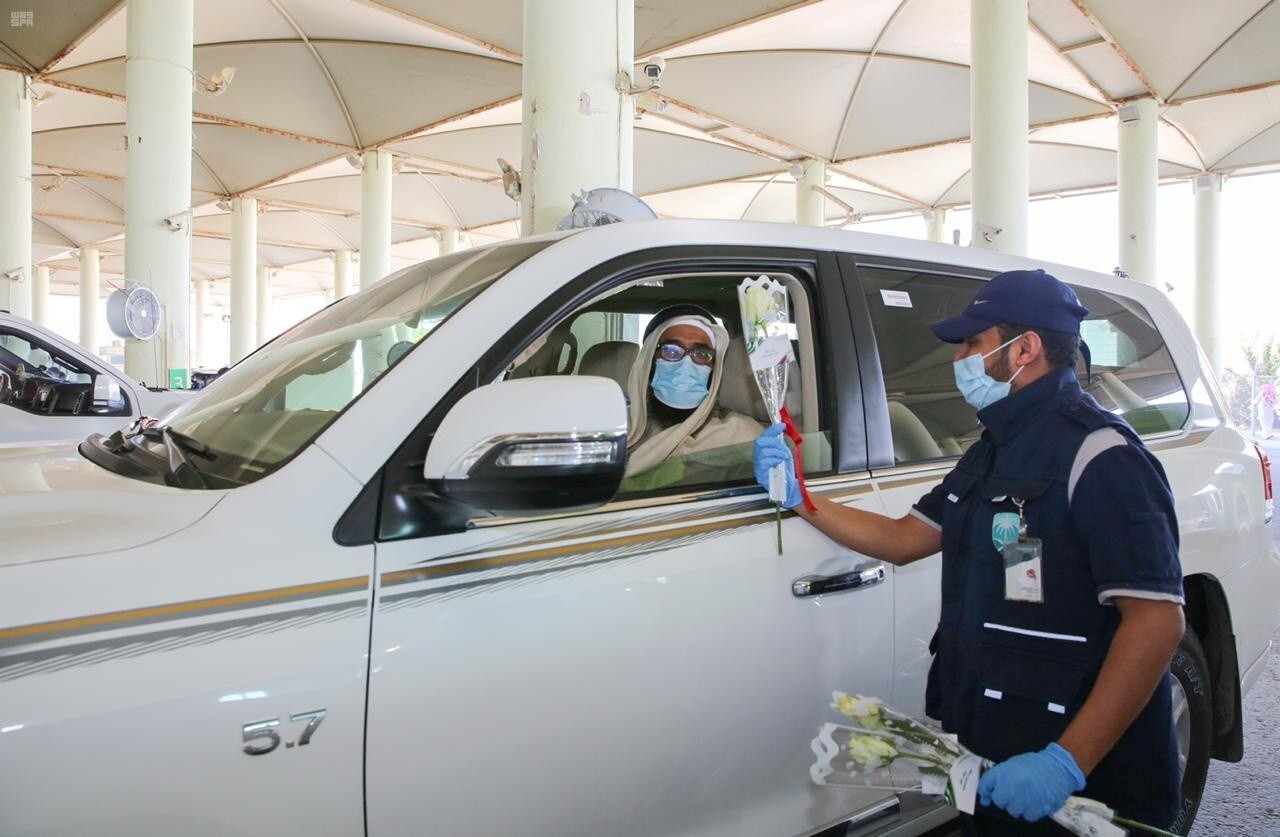 An officer gives flowers to a driver at a border crossing of Saudi Arabia with Qatar, after the two countries restored ties and opened borders on Saturday. Photo: Saudi Press Agency / Handout via Reuters