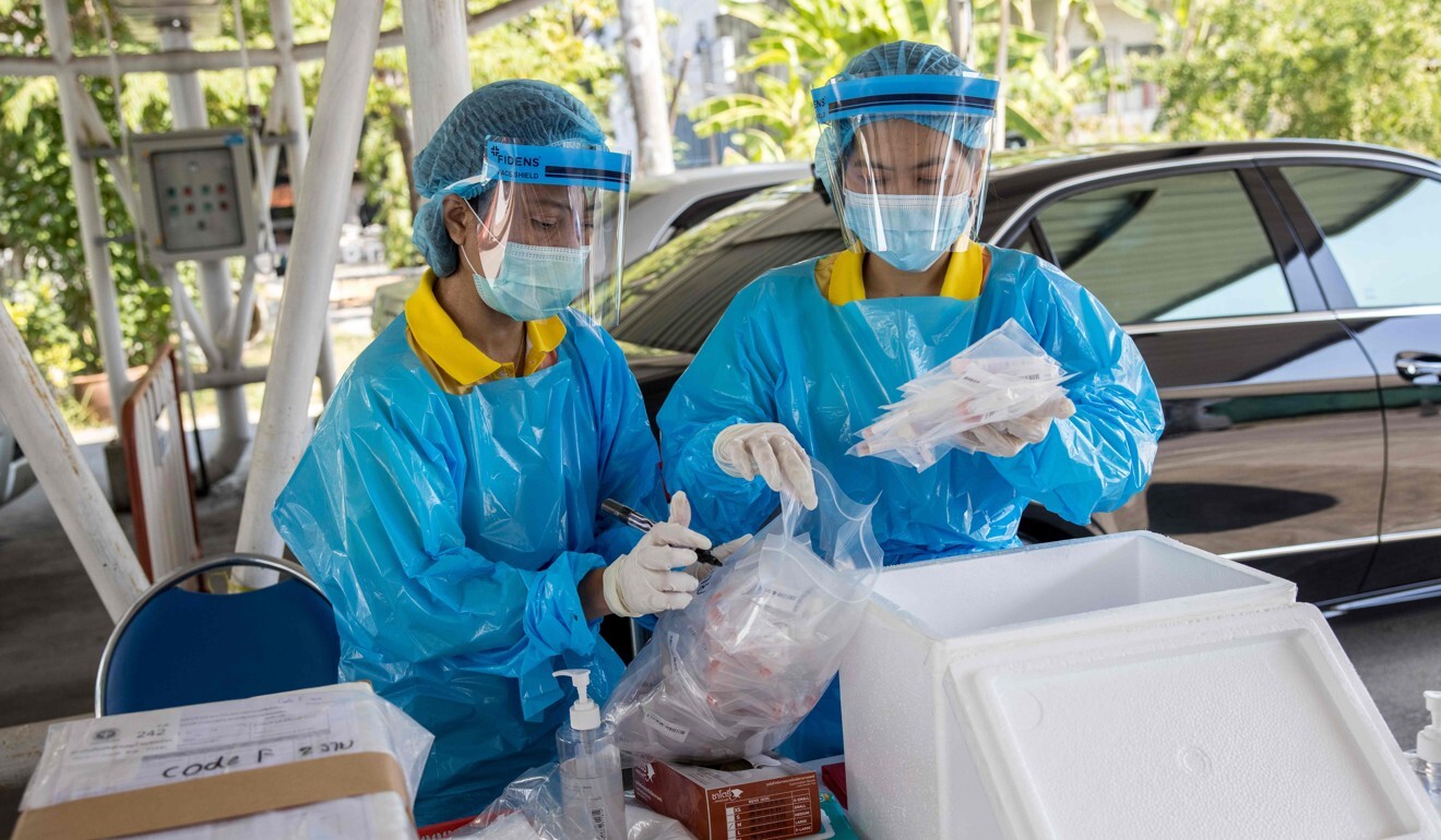 Health workers collect PCR Covid-19 test samples at the Urban Institute for Disease Prevention and Control in Bangkok on January 11, 2021. Photo: AFP