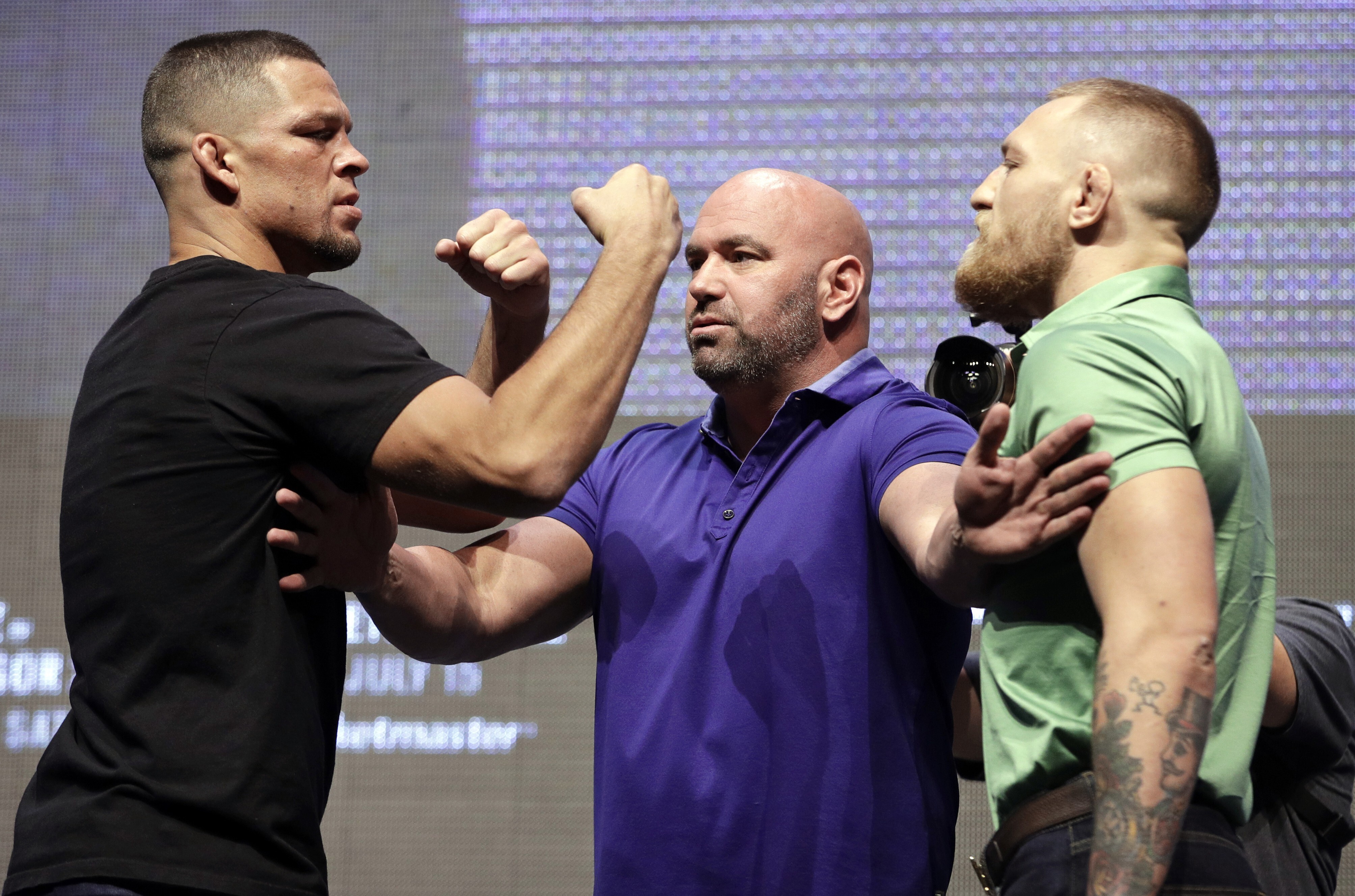 UFC president Dana White stands between Nate Diaz and Conor McGregor at a UFC 202 pre-fight press conference in Las Vegas, Nevada in 2016. Photo: AP