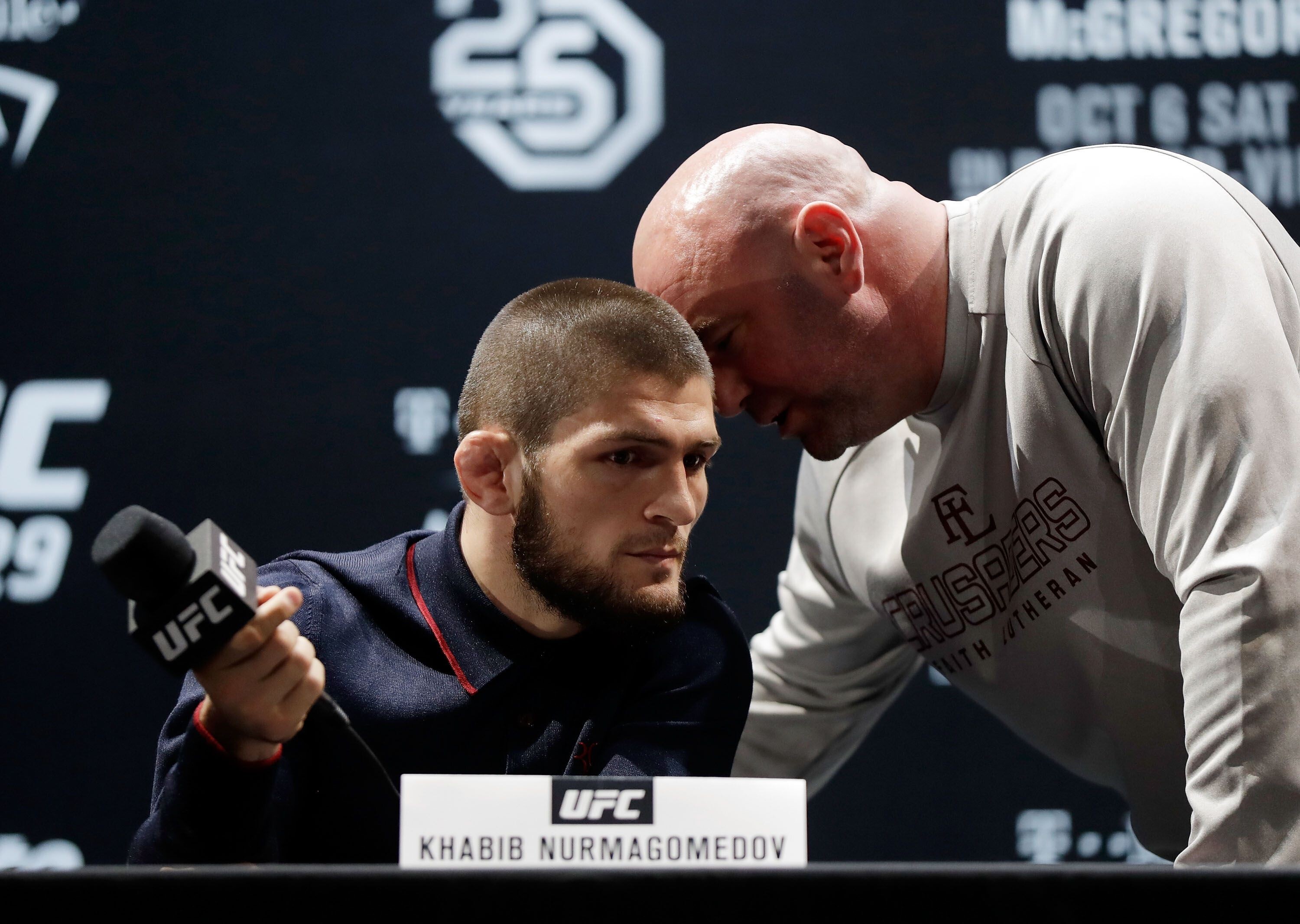 UFC president Dana White speaks with lightweight champion Khabib Nurmagomedov during a press conference for UFC 229. Photo: AFP
