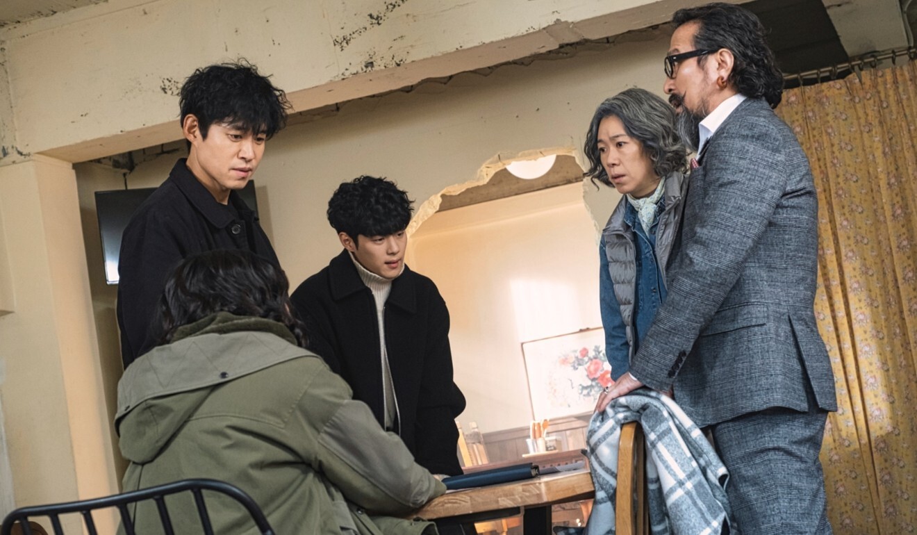 (Clockwise from left) Sejeong, Jo Byung-gyu, Yu Jun-sang, Yum Hye-ran and Ahn Suk-Hwan in a still from The Uncanny Encounter episode 12.