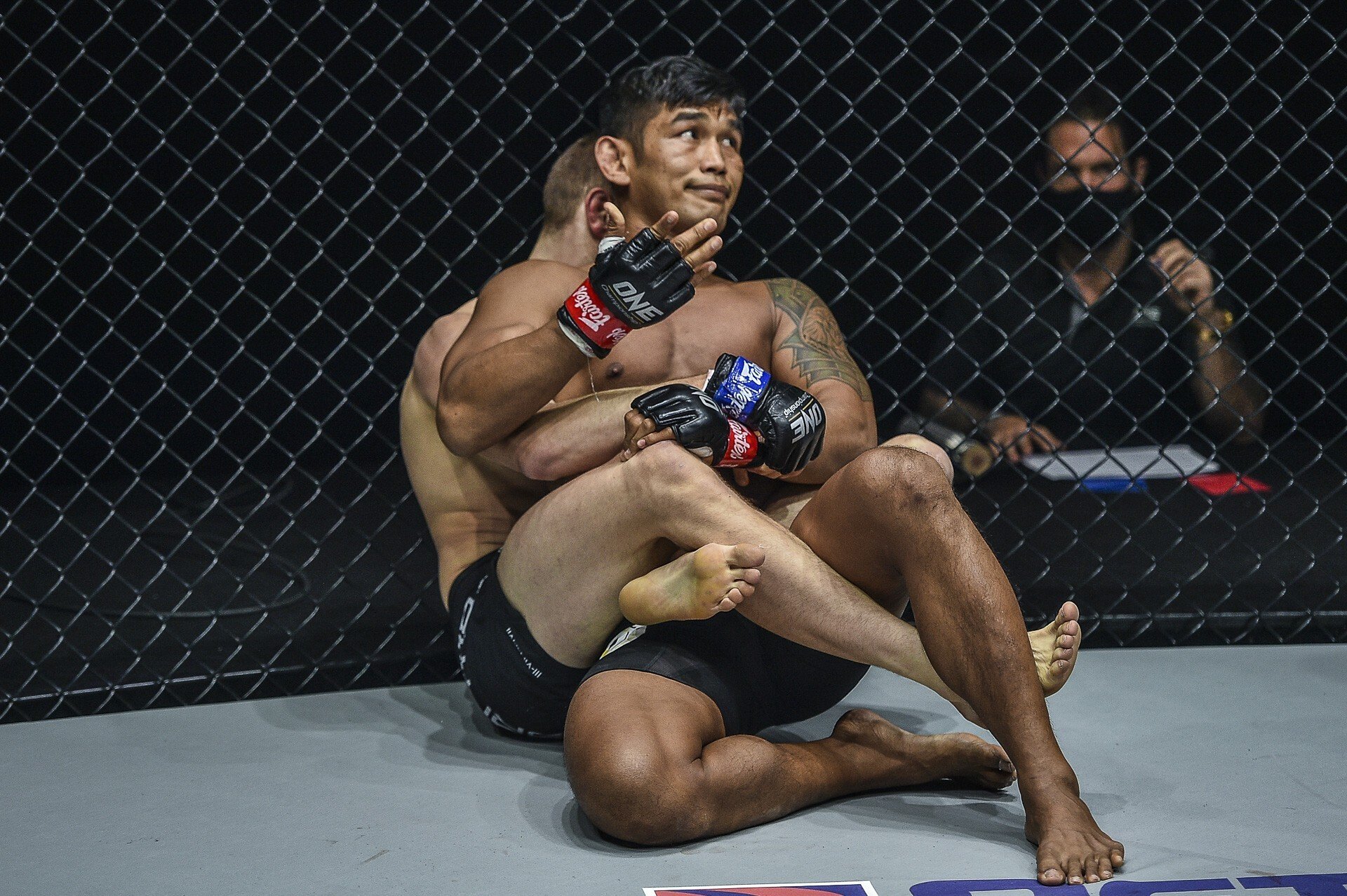 Aung La N Sang motions to the referee as Reinier De Ridder holds him at ONE: Inside The Matrix. Photo: ONE Championship