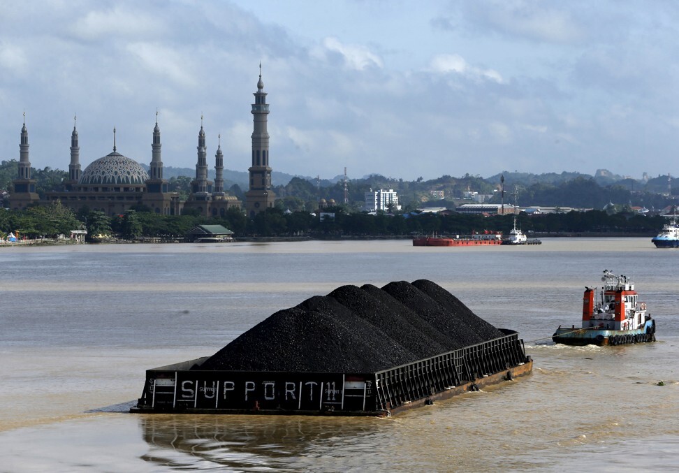 A tug boat pulls a coal barge along the Mahakam River in Samarinda, East Kalimantan province, Indonesia. Photo: Reuters