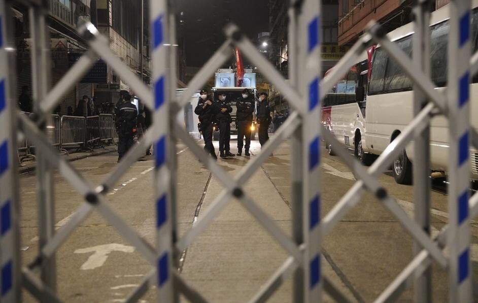 Police officers stand guard during an overnight lockdown in a Covid-19-hit section of Yau Ma Tei this week. Photo: SCMP/Winson Wong