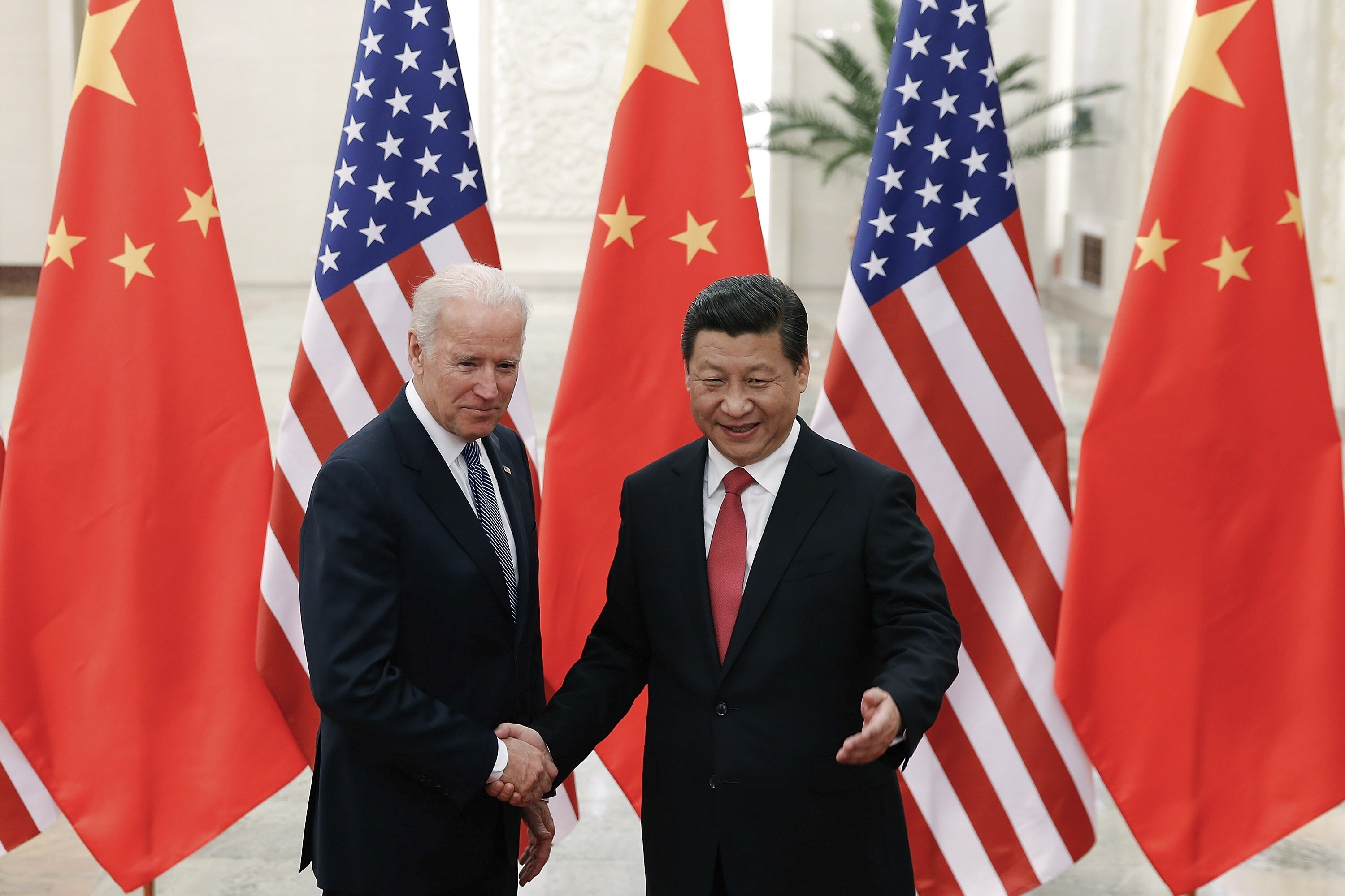 Xi Jinping shakes hands with Joe Biden in 2013. Photo: AP