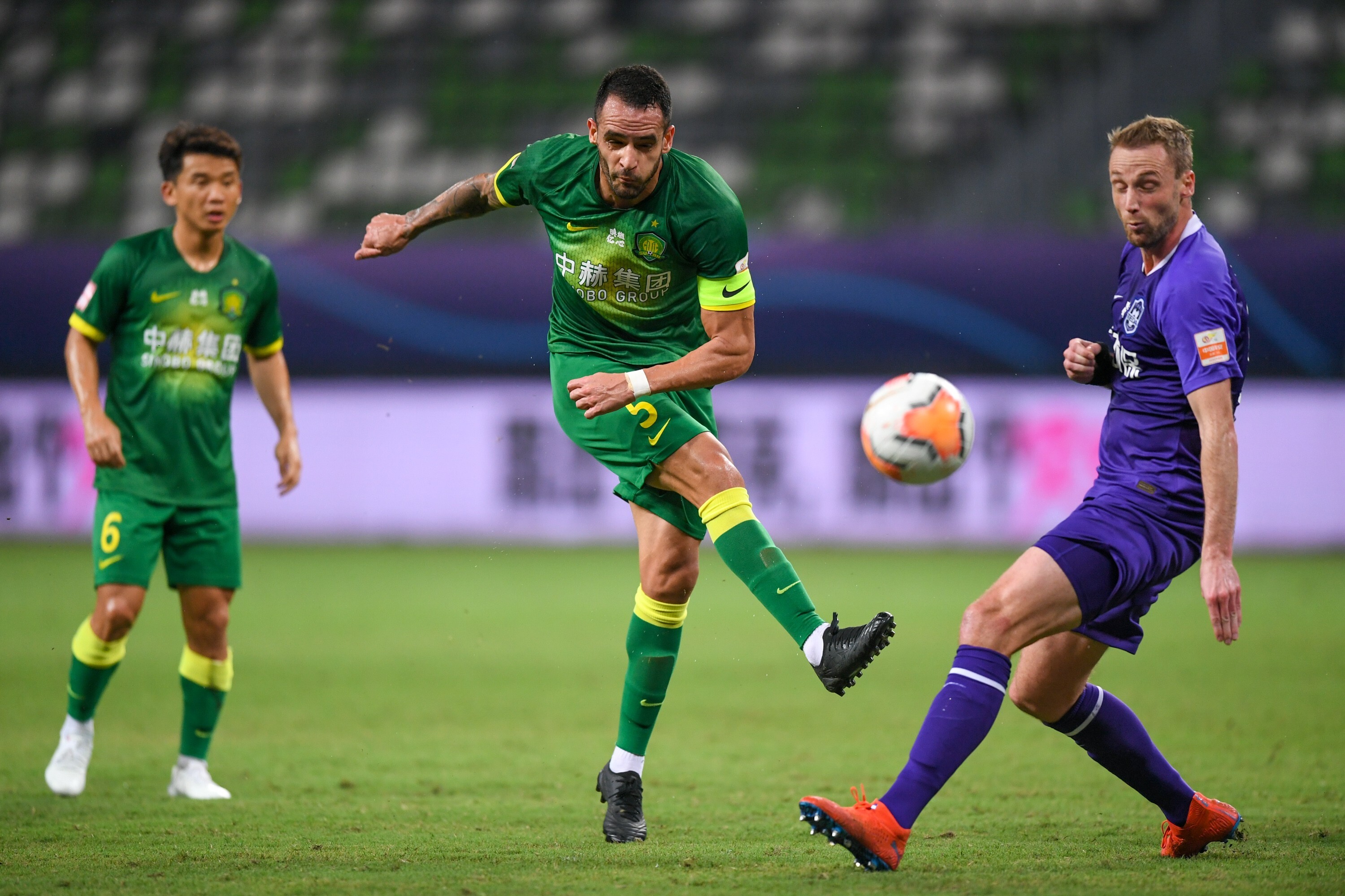 Renato Augusto (centre) of Beijing Guoan shoots in a game against Tianjin Teda in the 2020 Chinese Super League. Photo: Xinhua