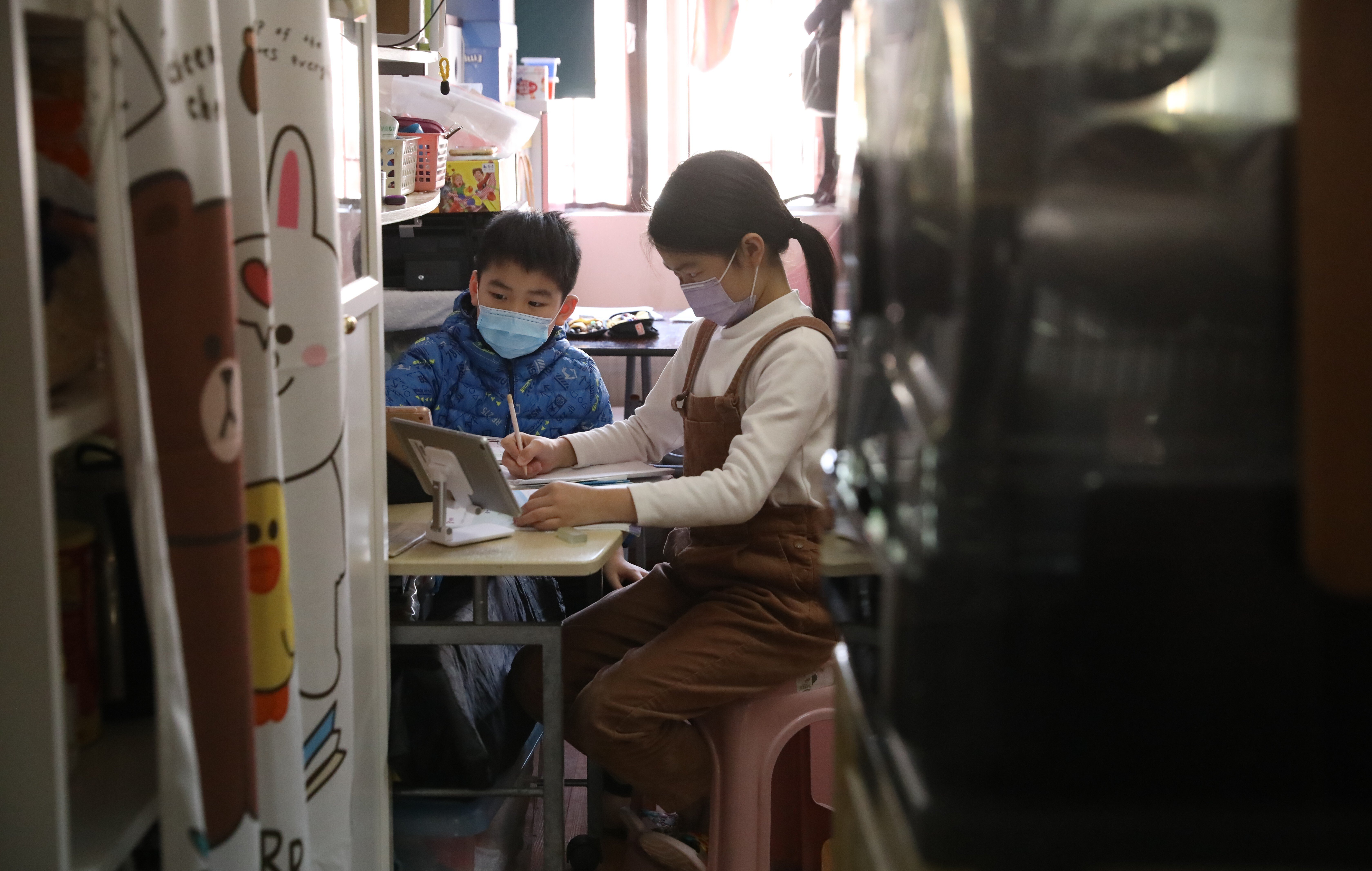 Children take part in online classes at their home in Tsuen Wan on January 18. Photo: K.Y. Cheng