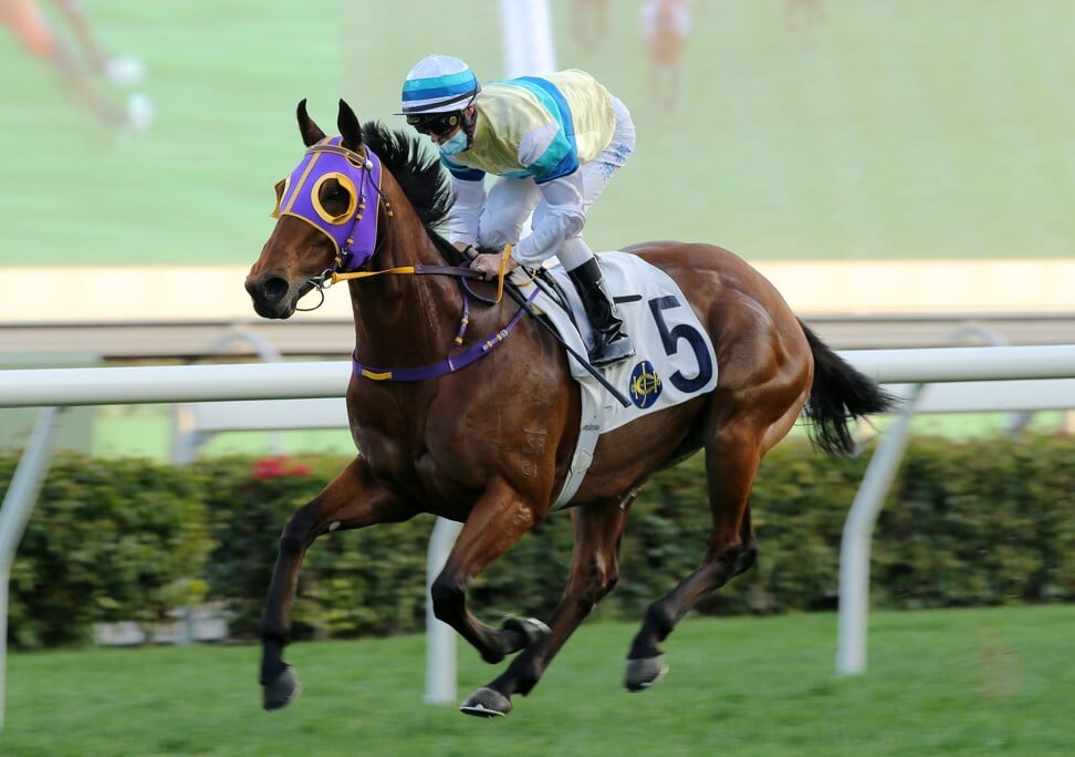 Zac Purton salutes aboard Hinchinlove for Benno Yung on Saturday.