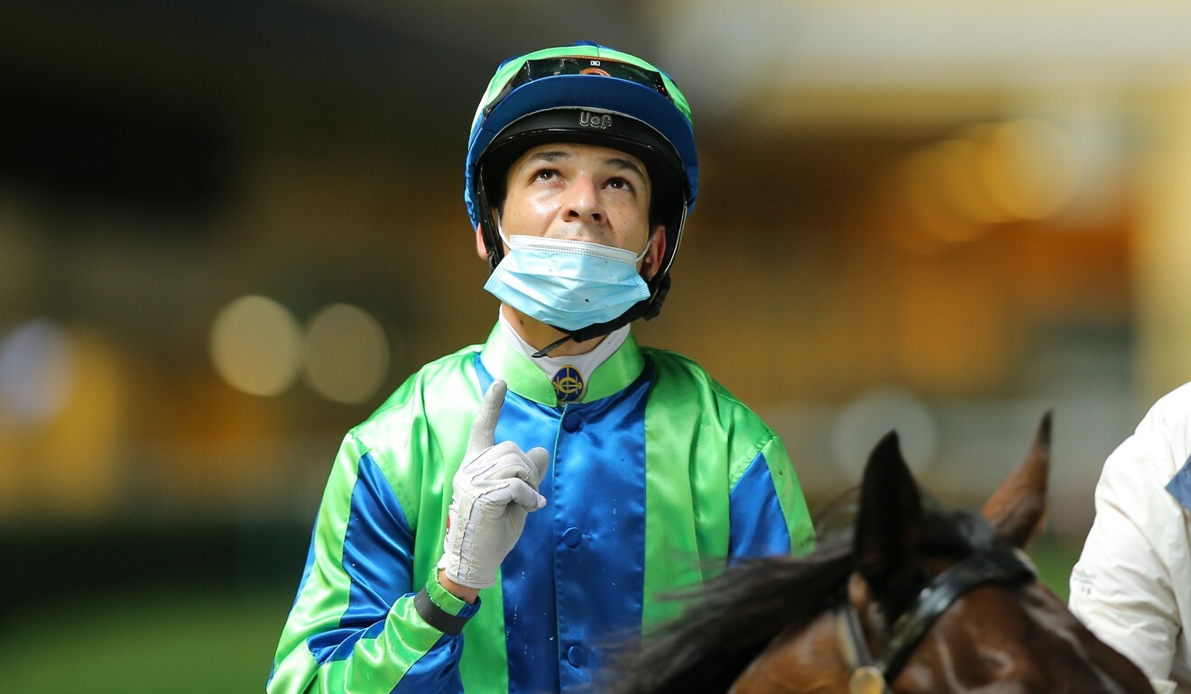 Vagner Borges points to the sky after winning with Spontaneous.