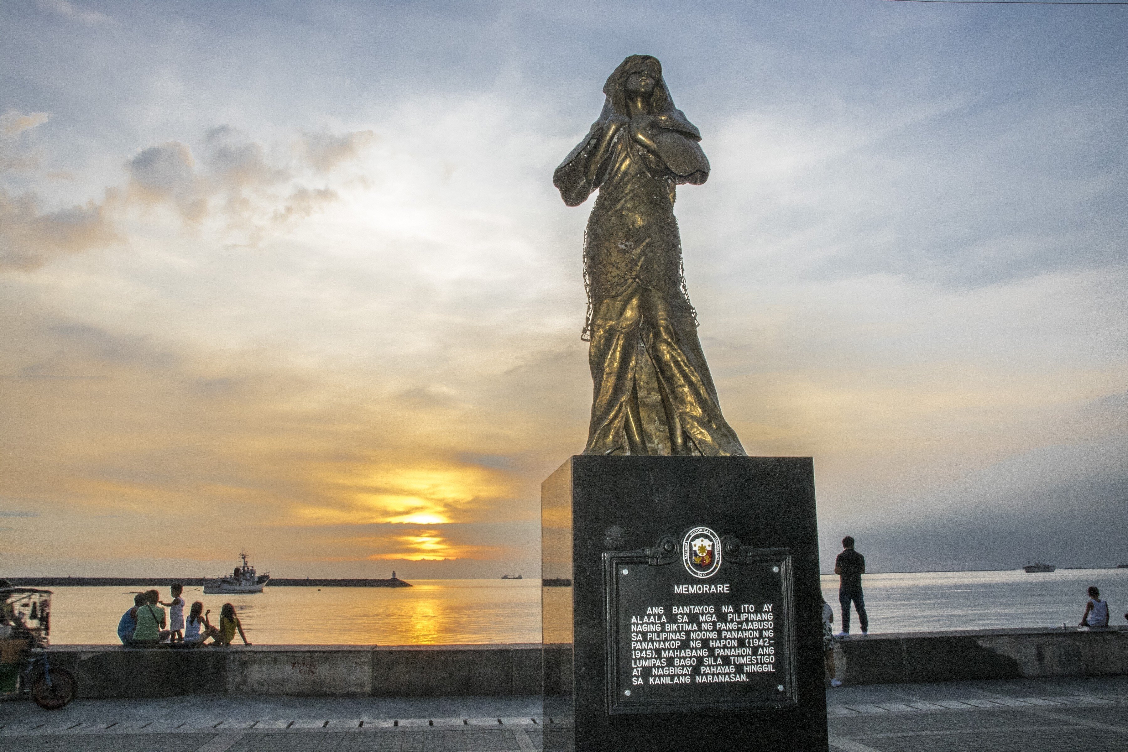 Мать всех морей. Памятник на берегу женщина. Статуя в море. Золотая скульптура море закат девушка. Иеманджа мать моря статуя.