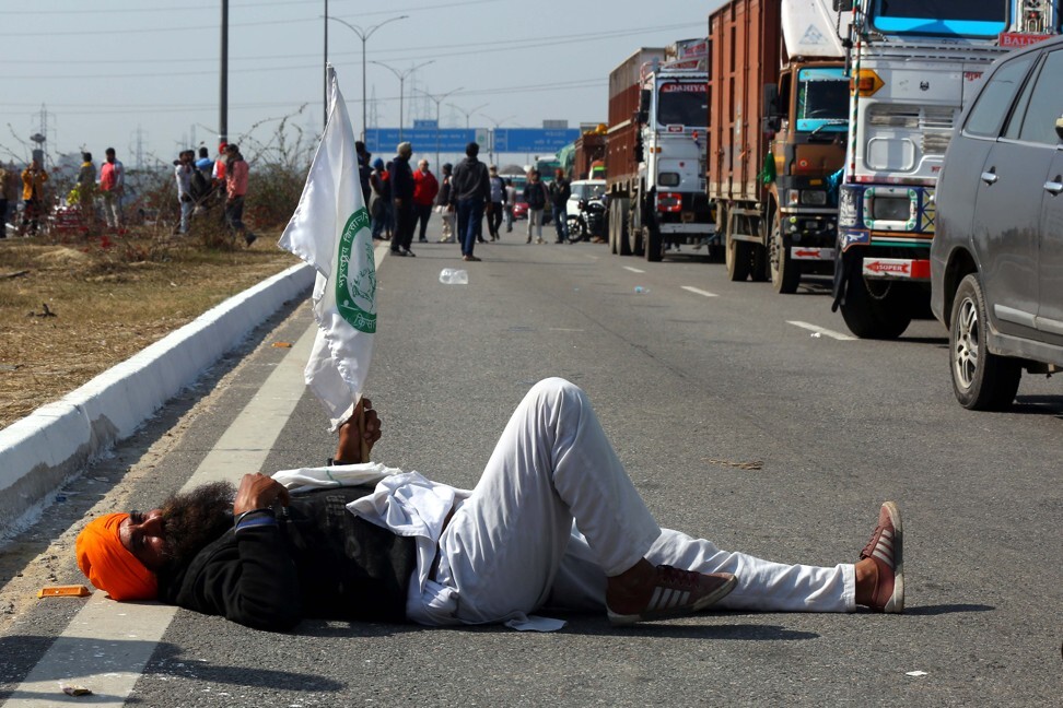 A farmer lies down during a protest against new agricultural laws at the border between New Delhi and Haryana State. Photo: Xinhua