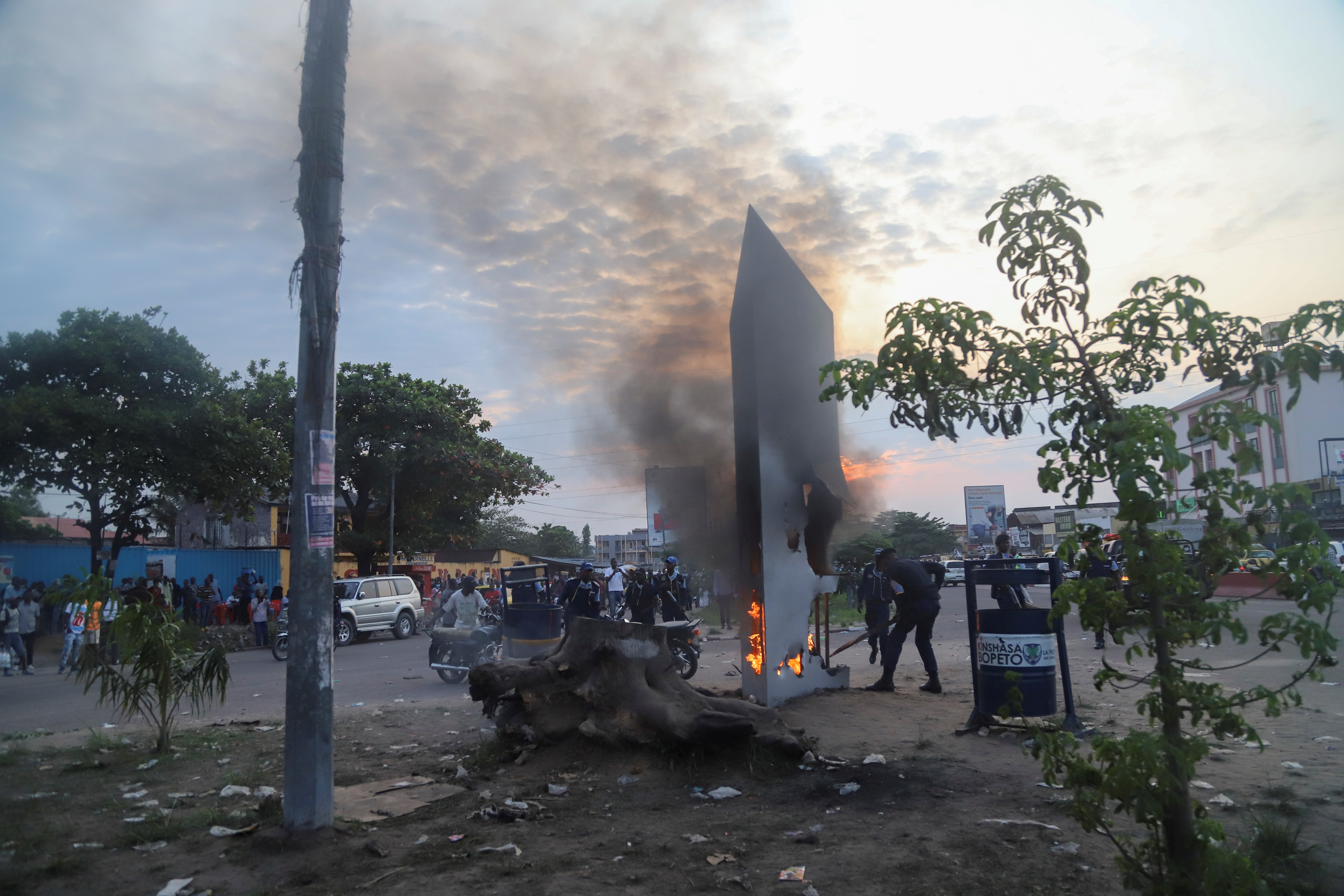 Residents on Wednesday set fire to mysterious monolith that appeared in Kinshasa, in the Democratic Republic of Congo. Photo: Reuters