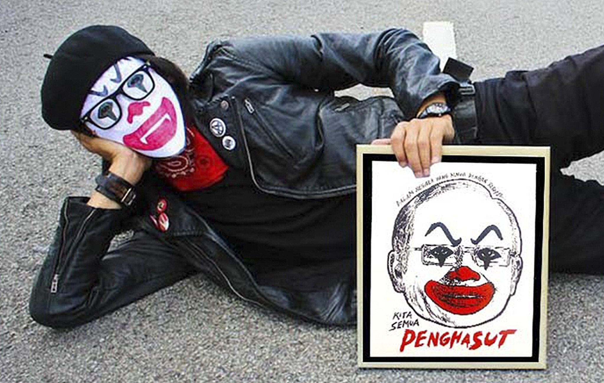 Malaysian artist Fahmi Reza posing with his work depicting former prime minister Najib Razak as a clown. Both Fahmi and Najib are users of Clubhouse. Photo: Facebook