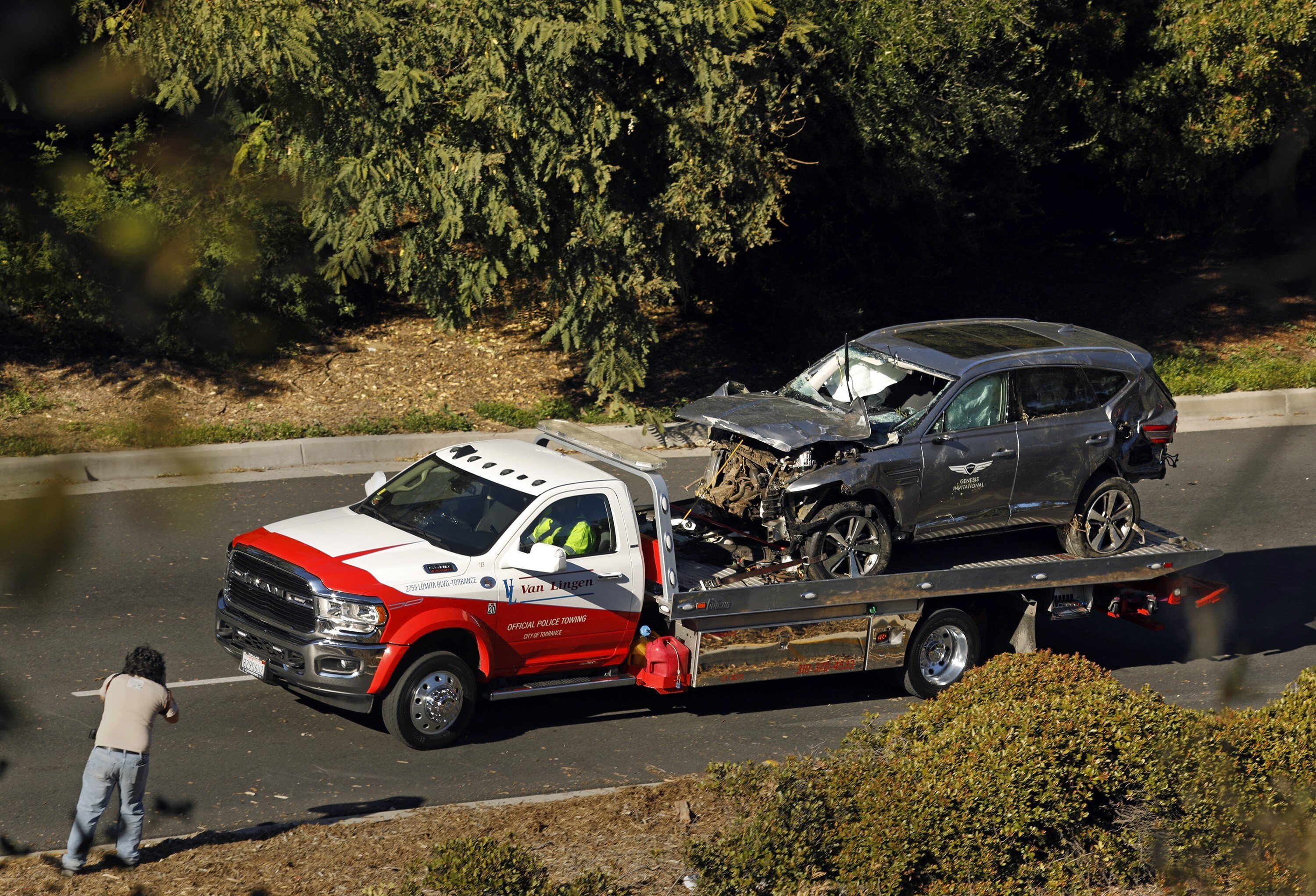 The vehicle driven by US golf legend Tiger Woods is towed away on Hawthorne Boulevard in California on Tuesday. Photo: TNS