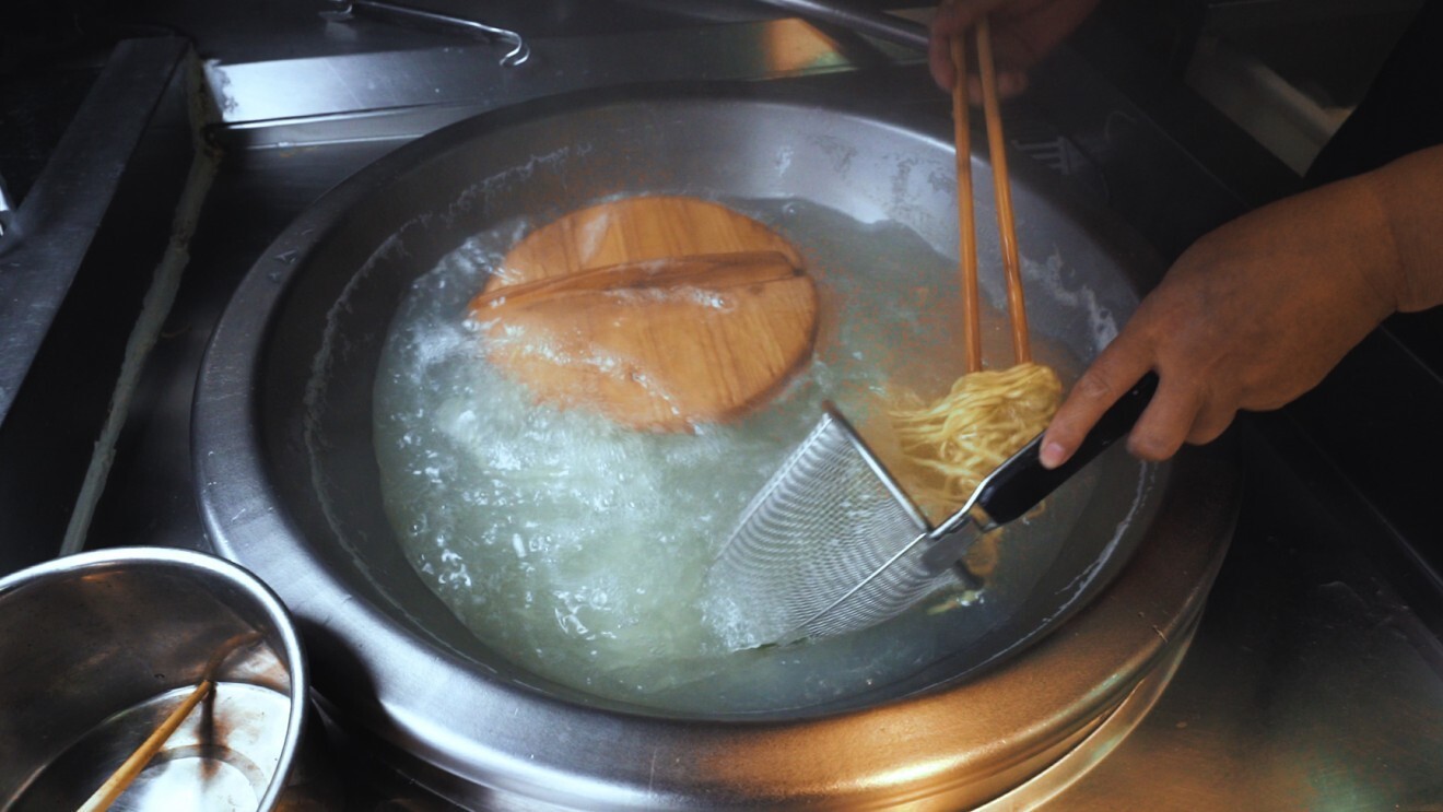 In Zhenjiang, noodles are cooked with a lid floating in the water. Photo: Shirley Xu