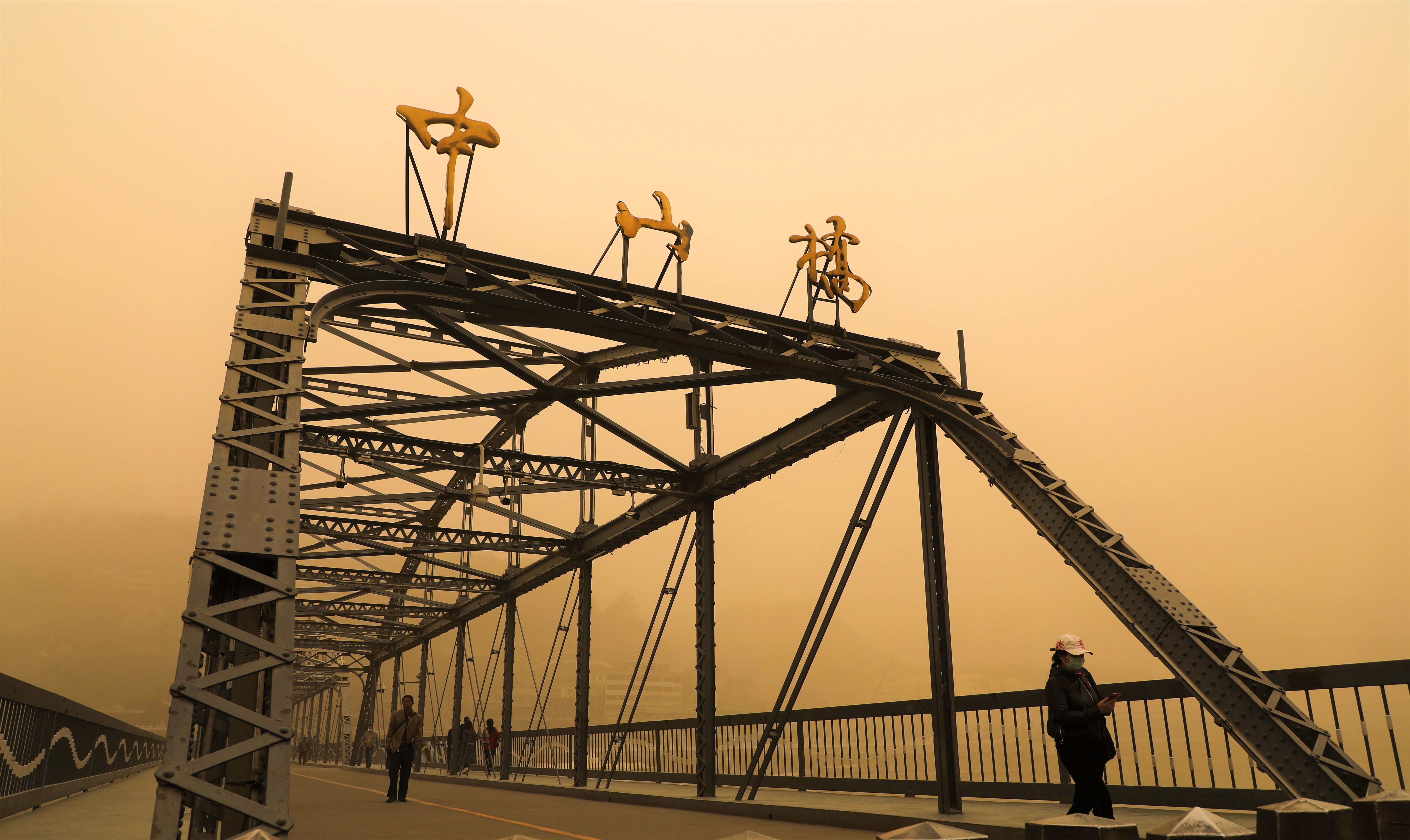 Lanzhou in Gansu continued to record “hazardous” levels of air pollution. Photo: Xinhua